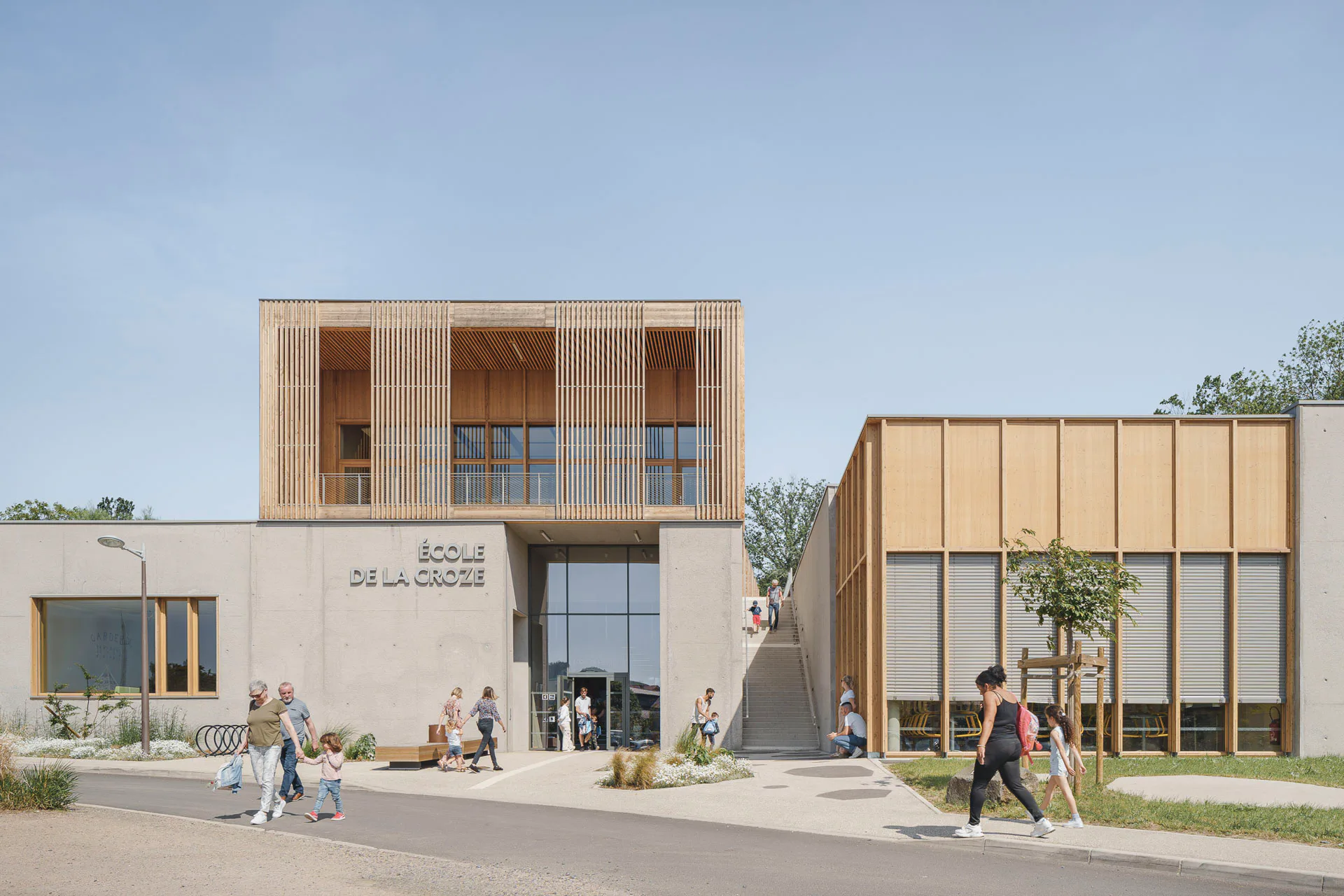 Die Schule ist aus Holz und Beton gebaut.