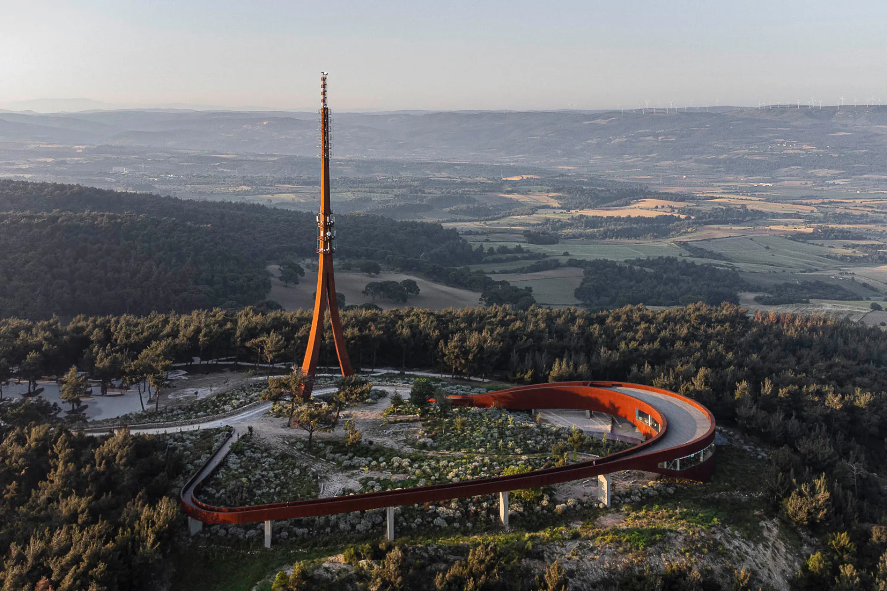 Der knapp 100 m hohe Sendeturm erhebt sich auf einem Hügel unweit von Çanakkale am Marmarameer.