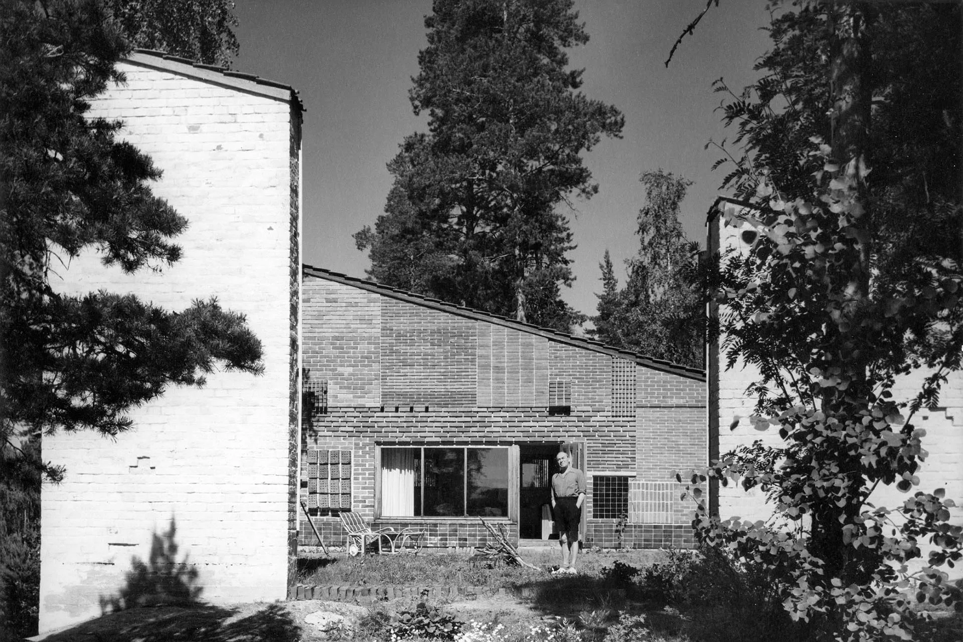 Alvar Aalto auf der Terrasse der Casa Sperimentale in Muuratsalo, Finnland, 1952-1954