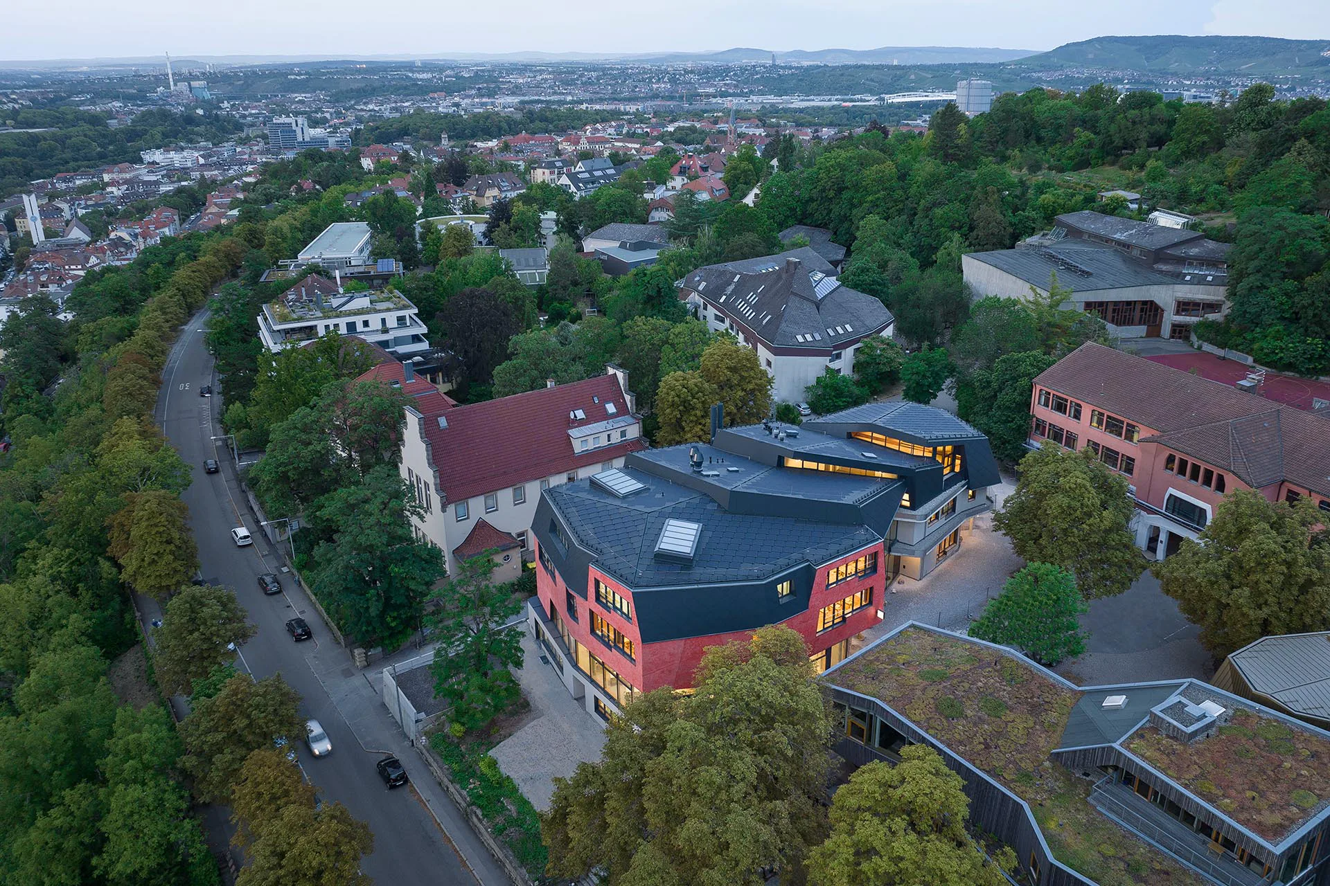 Der geschichtsträchtige Campus der Freien Waldorfschule Uhlandshöhe liegt nordöstlich des Stuttgarter Stadtzentrums.