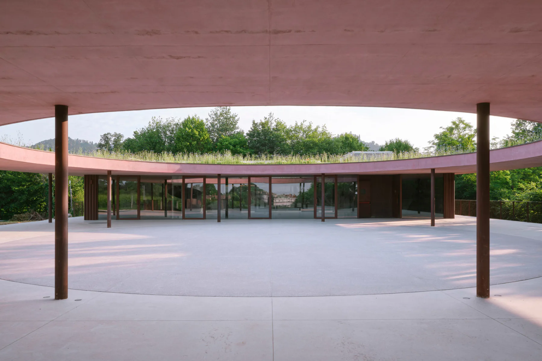 Viel Platz für das gesellschaftliche Miteinander: die Dachterrasse vor dem Verkaufsraum im Obergeschoss.
