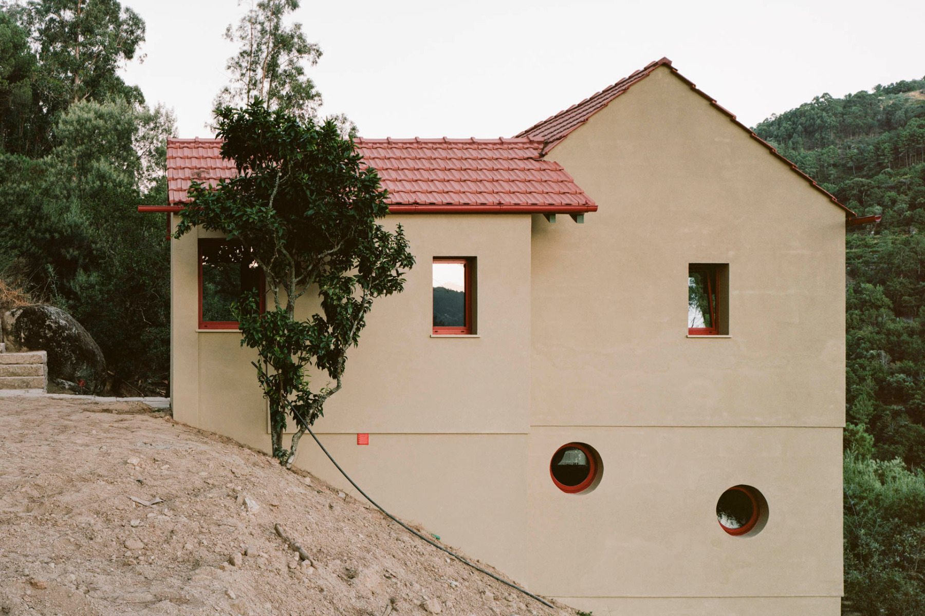 Wohnhaus in Ancede von Atelier Local