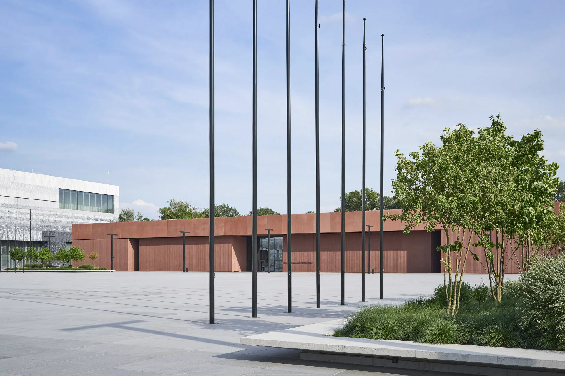 Aus der Ferne wirken die Betonmauern des Museums glatt und homogen. Erst beim Näherkommen offenbart sich das eingeprägte, feine Fischgrätmotiv.