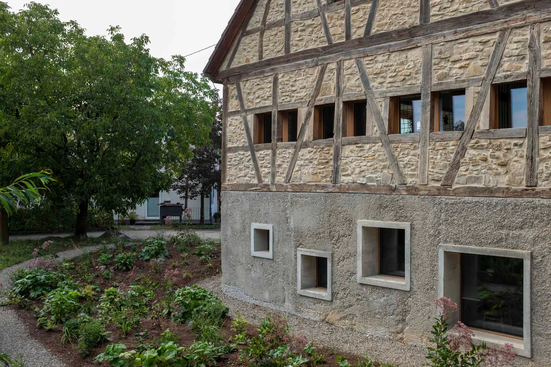 Das Eichenholzfachwerk mit Ausfachung aus Bruchsteinen wurde außen sichtbar belassen und lediglich von innen gedämmt.
