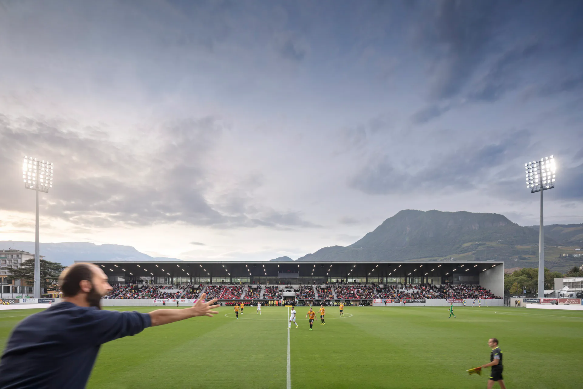 Das Stadion wurde auf 5400 Sitzplätze erweitert.