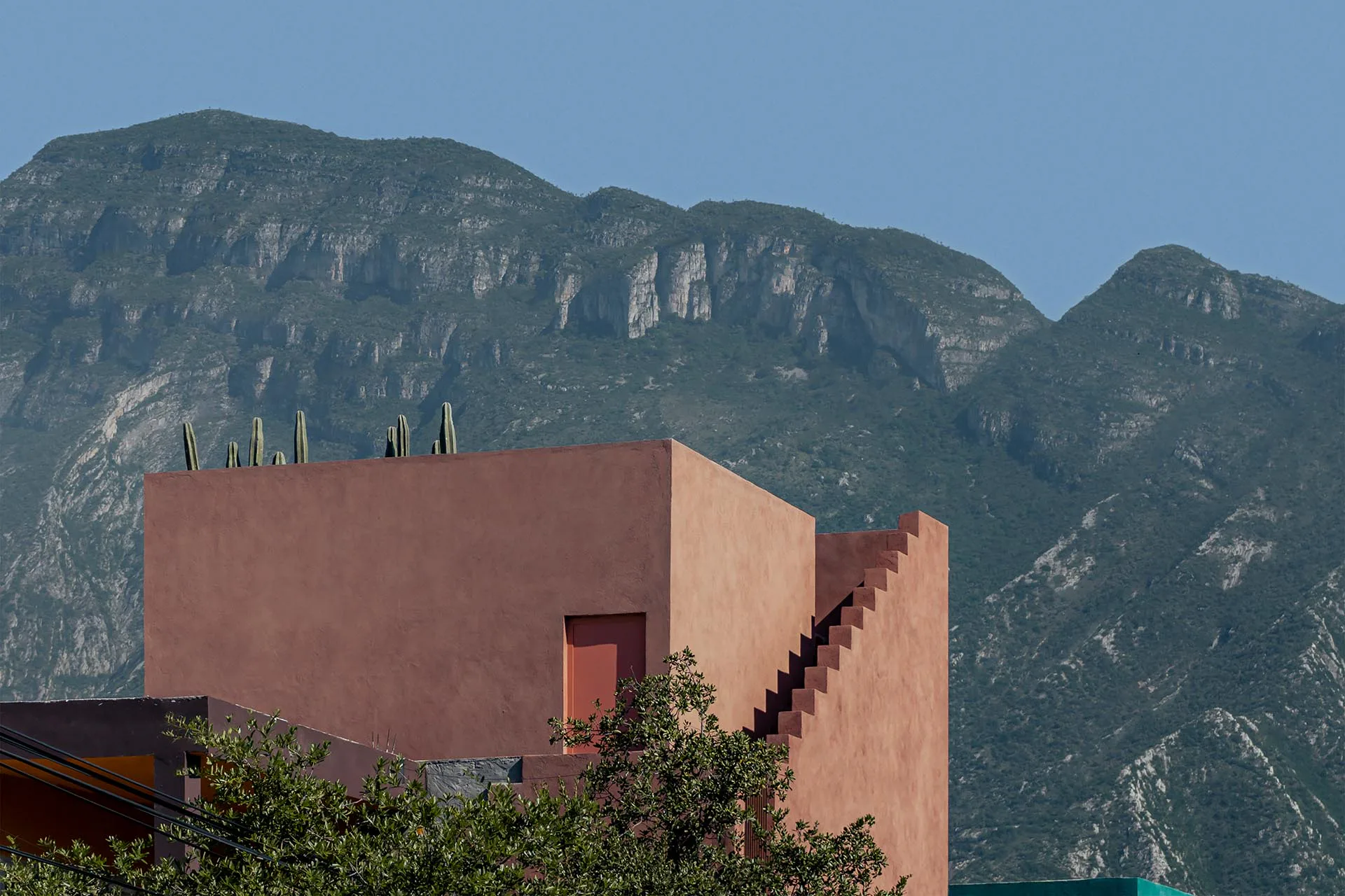 Die Dachterrasse des Einfamilienhauses bietet freie Sicht auf die umliegende Berglandschaft.
