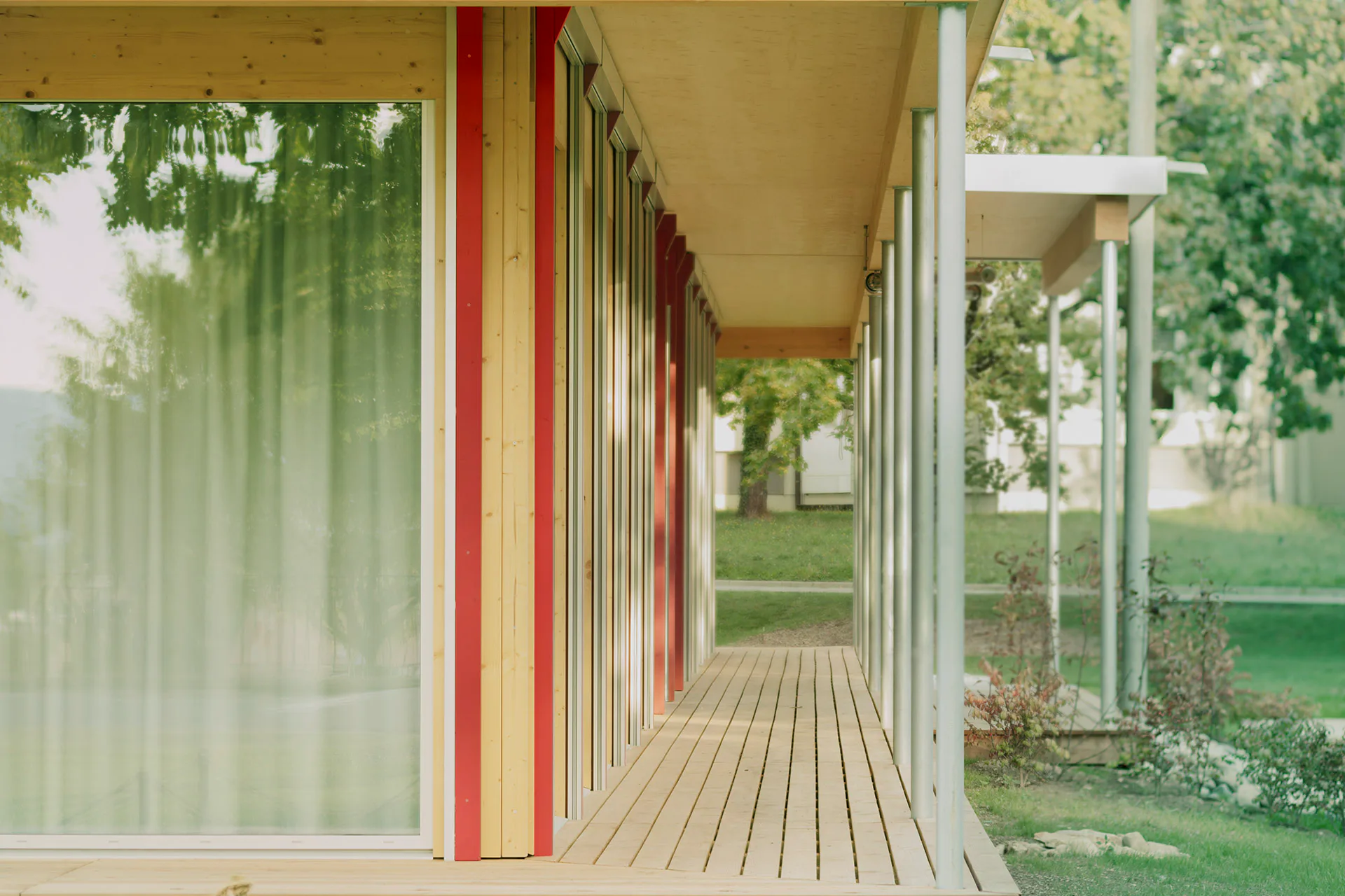Der Pavillon fügt sich in den umliegenden Park.