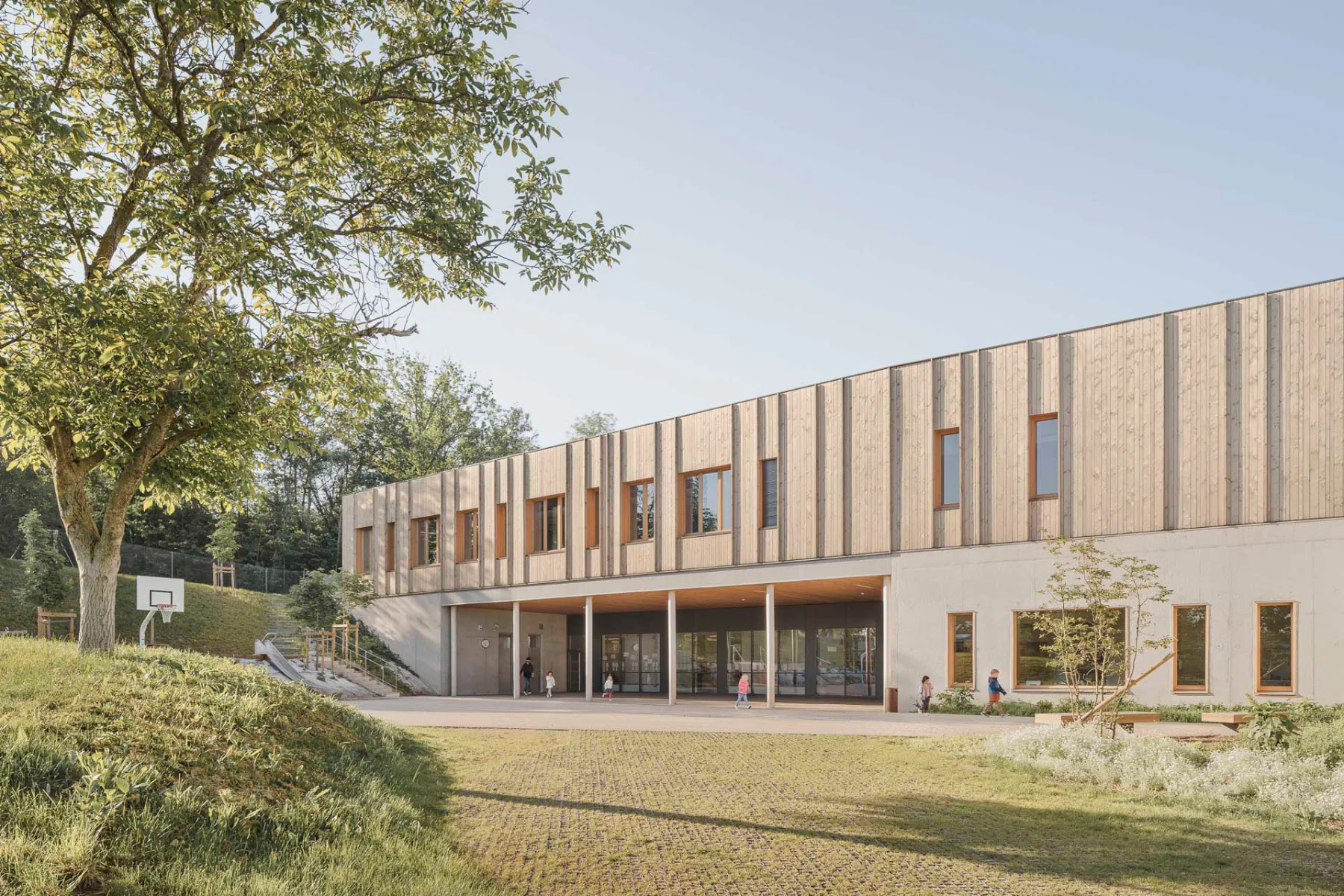 Um den Neubau bestmöglich in seine Umgebung zu integrieren, geht das Planerteam auf die topografischen Gegebenheiten ein.