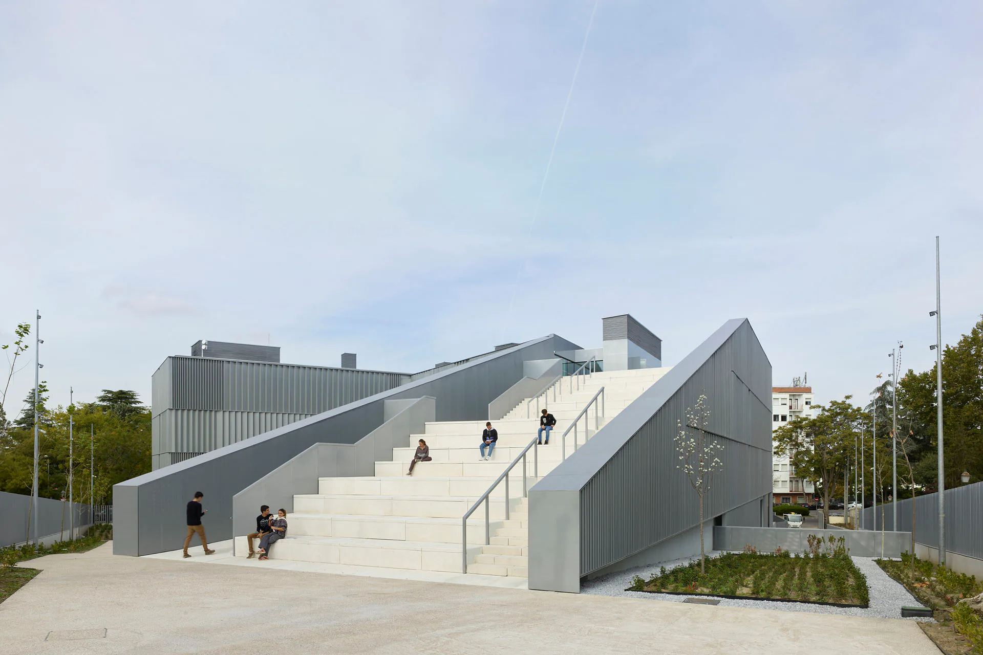 Eine breite Treppe dient als sozialer Treffpunkt auf dem Universitätsgelände.