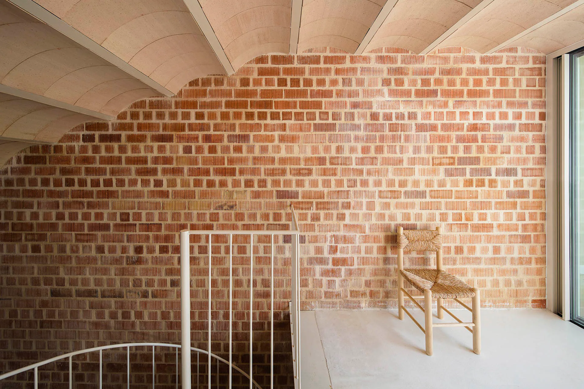 Für das Dach wählten die Architekten eine Stahlkonstruktion mit eingehängten Ziegelkappen. Sie wird sonst eher für ebene Geschossdecken verwendet.