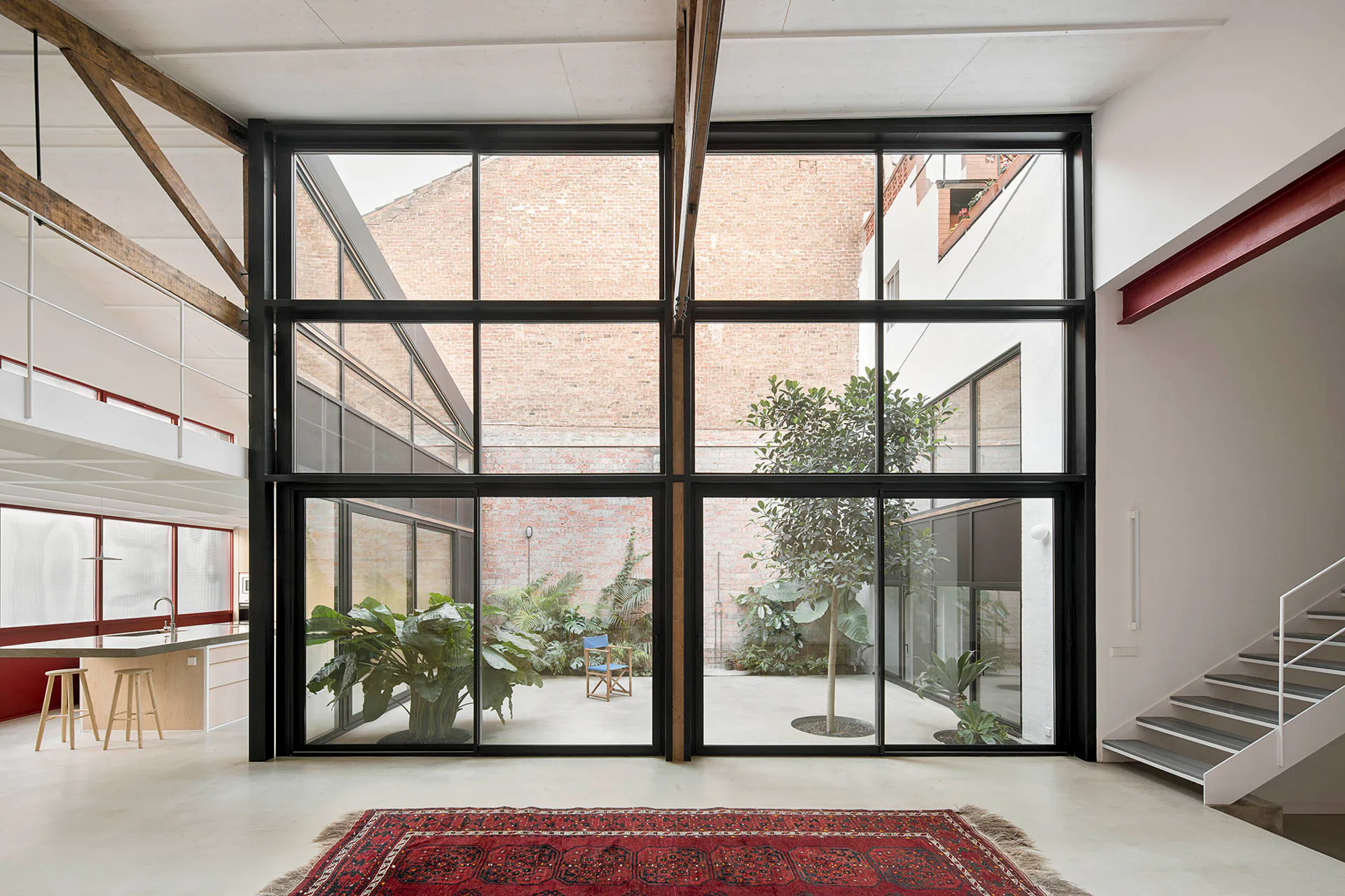 Im Red House in Barcelona sind die Räume um einen Innenhof gruppiert.