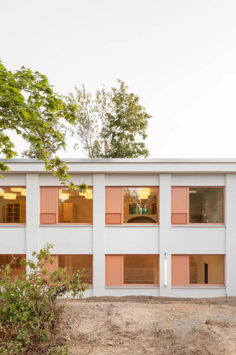 Neue großformatige Alu-Holz-Fenster sorgen für eine natürliche Belichtung der Innenräume.