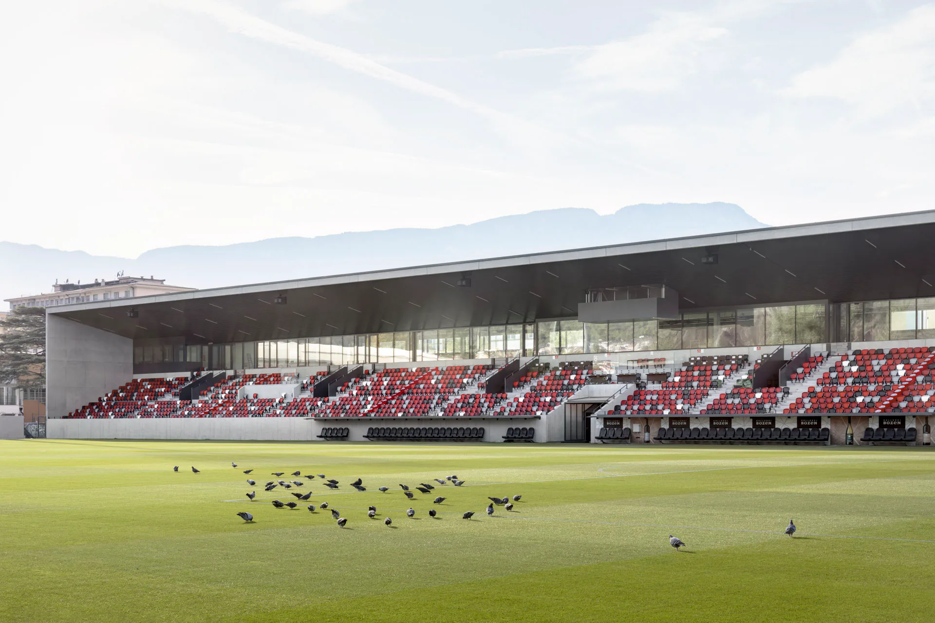 Die neue Tribüne besteht aus Sichtbeton. Das Dach wird von Stahlfachwerkträgern gehalten.