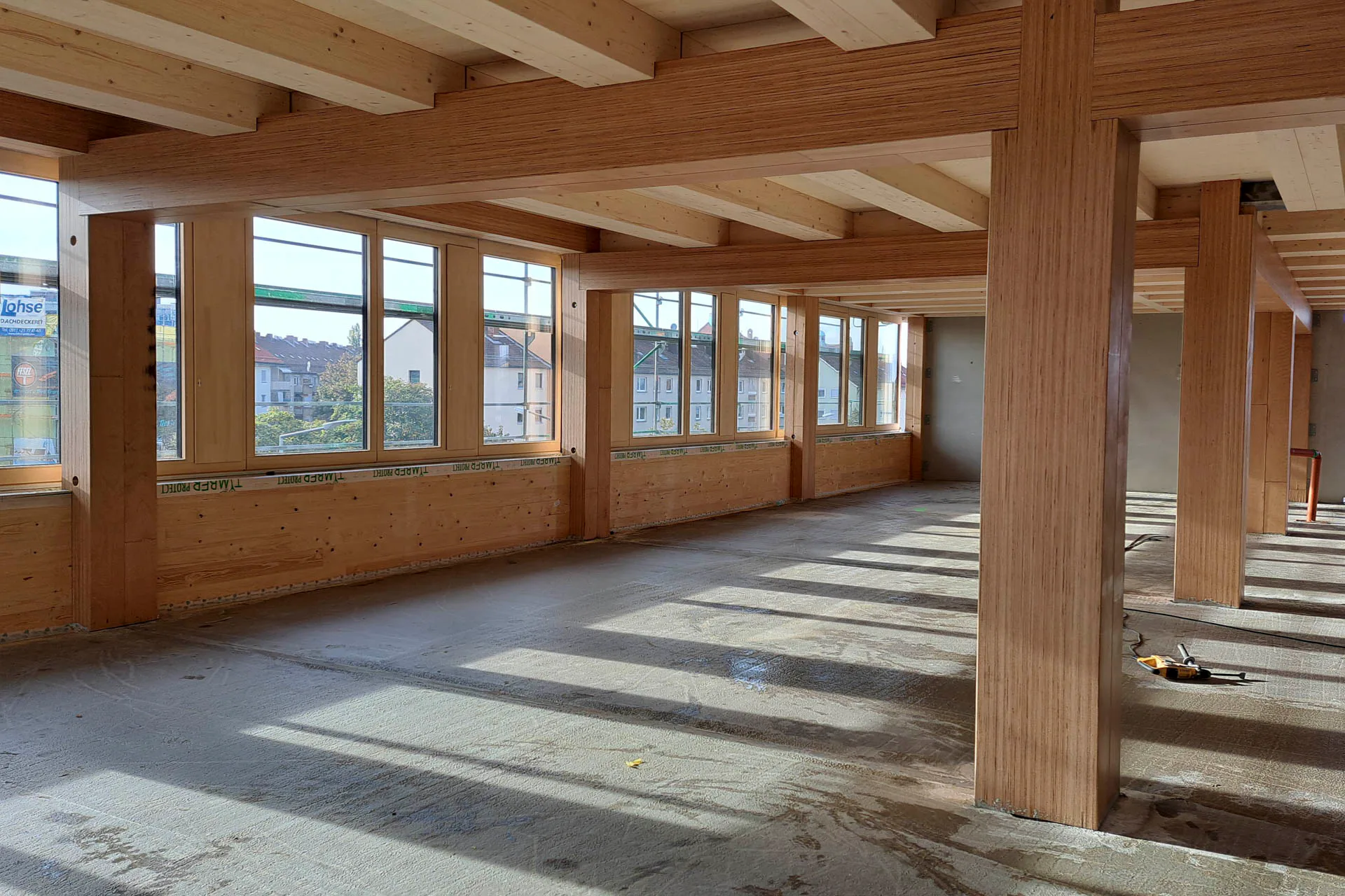 Über den Unterzügen liegt eine Holz-Beton-Verbund-Decke aus vorgefertigten Rippenelementen mit Ortbetonschicht.