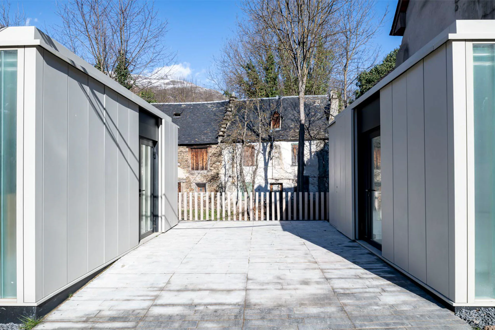 Mit dem Bau von zwei kubischen Mikroarchitekturen wurde eine neue, barrierefreie Eingangssituation geschaffen.