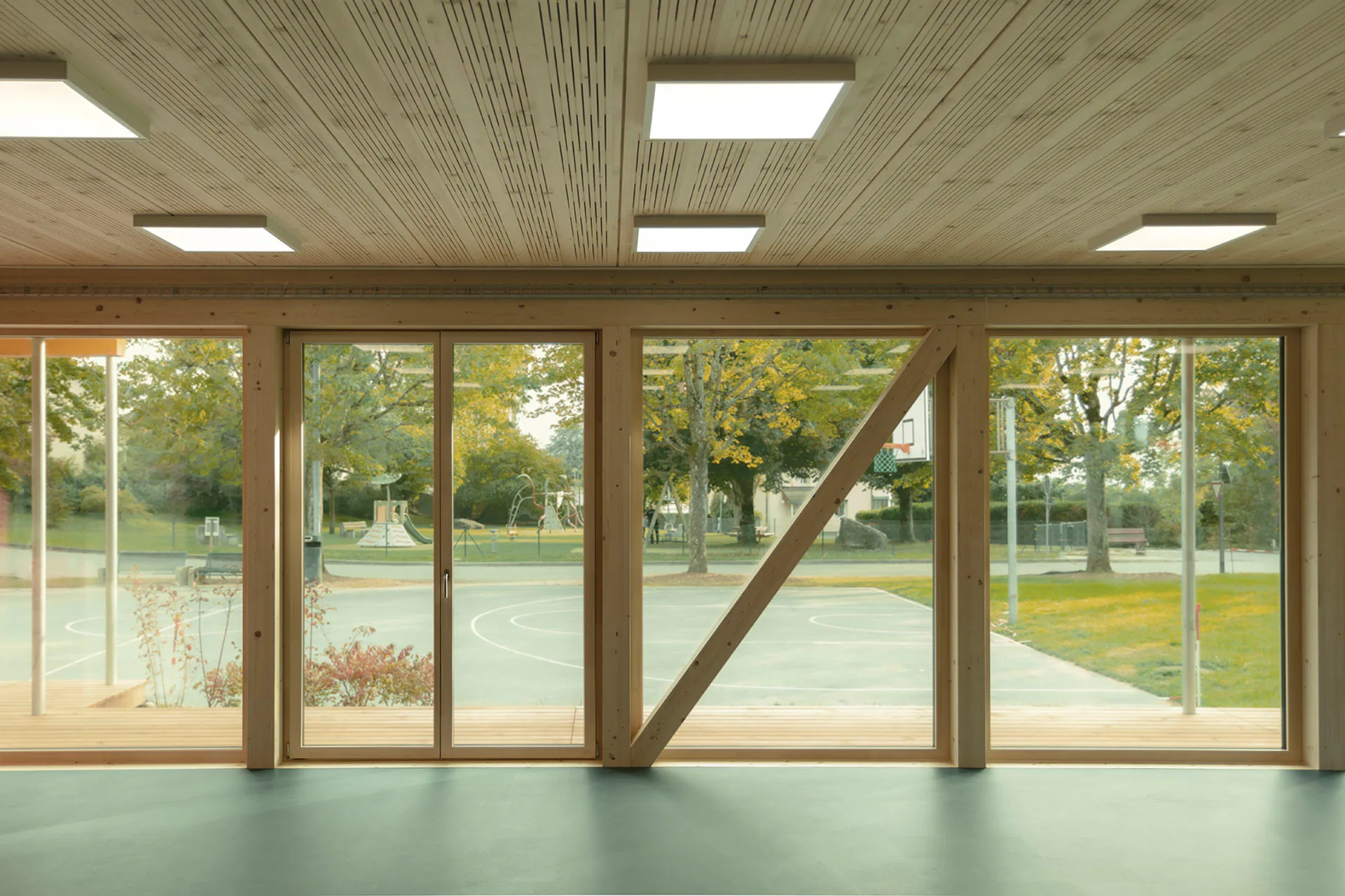 Große Glasflächen bieten Sichtbeziehungen in die Umgebung.