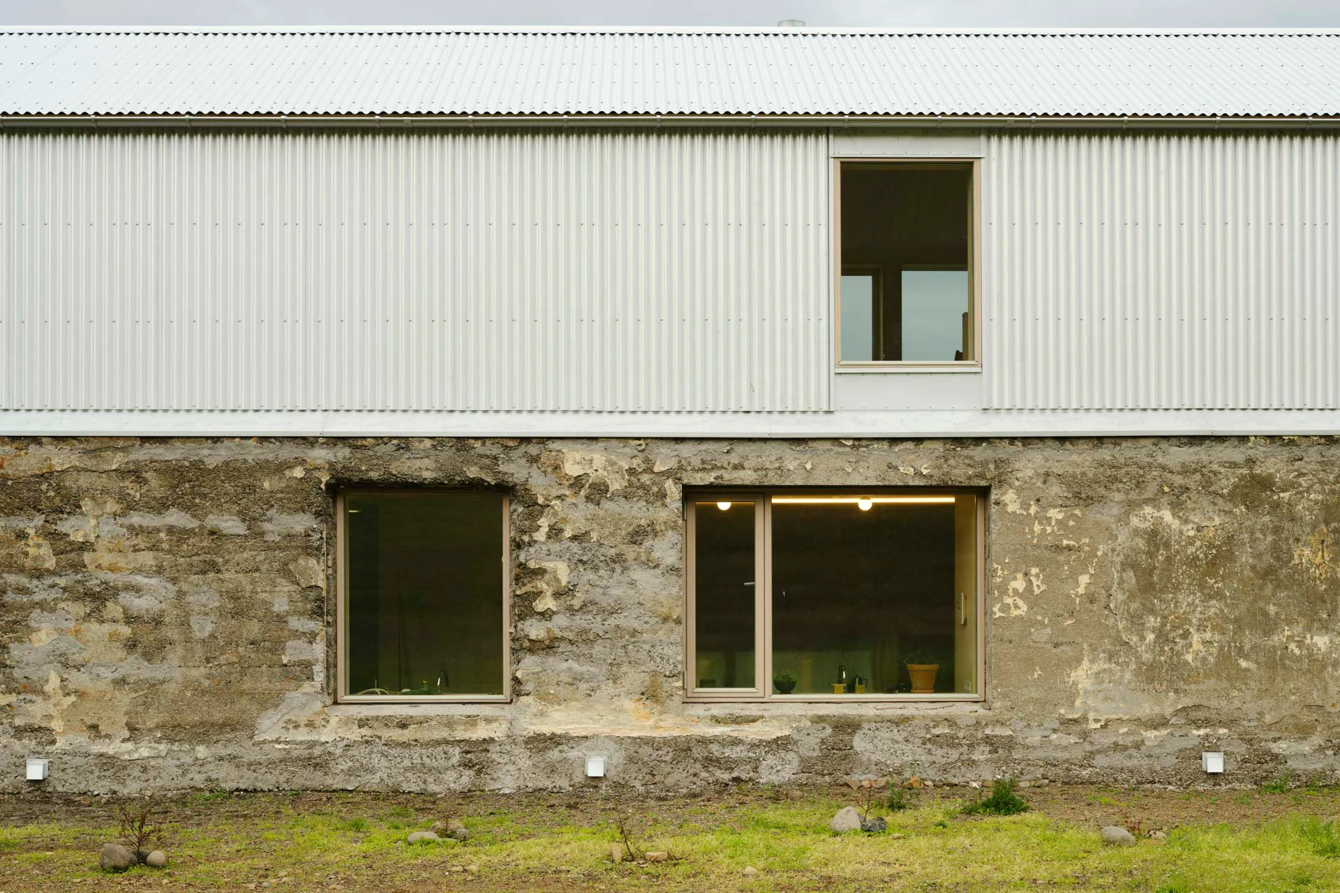 Große Fenster bringen Tageslicht ins Innere des Wohnhauses.
