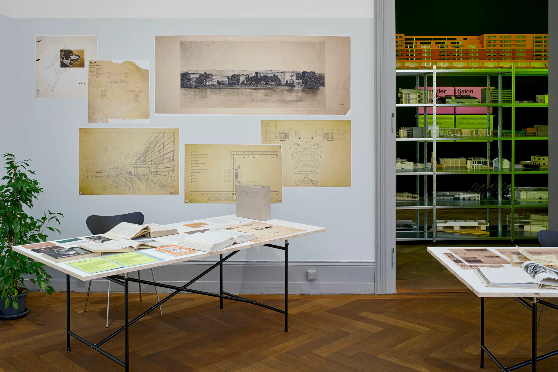 Besuchende können abgelehnte Entwürfe in der Ausstellung ergründen.