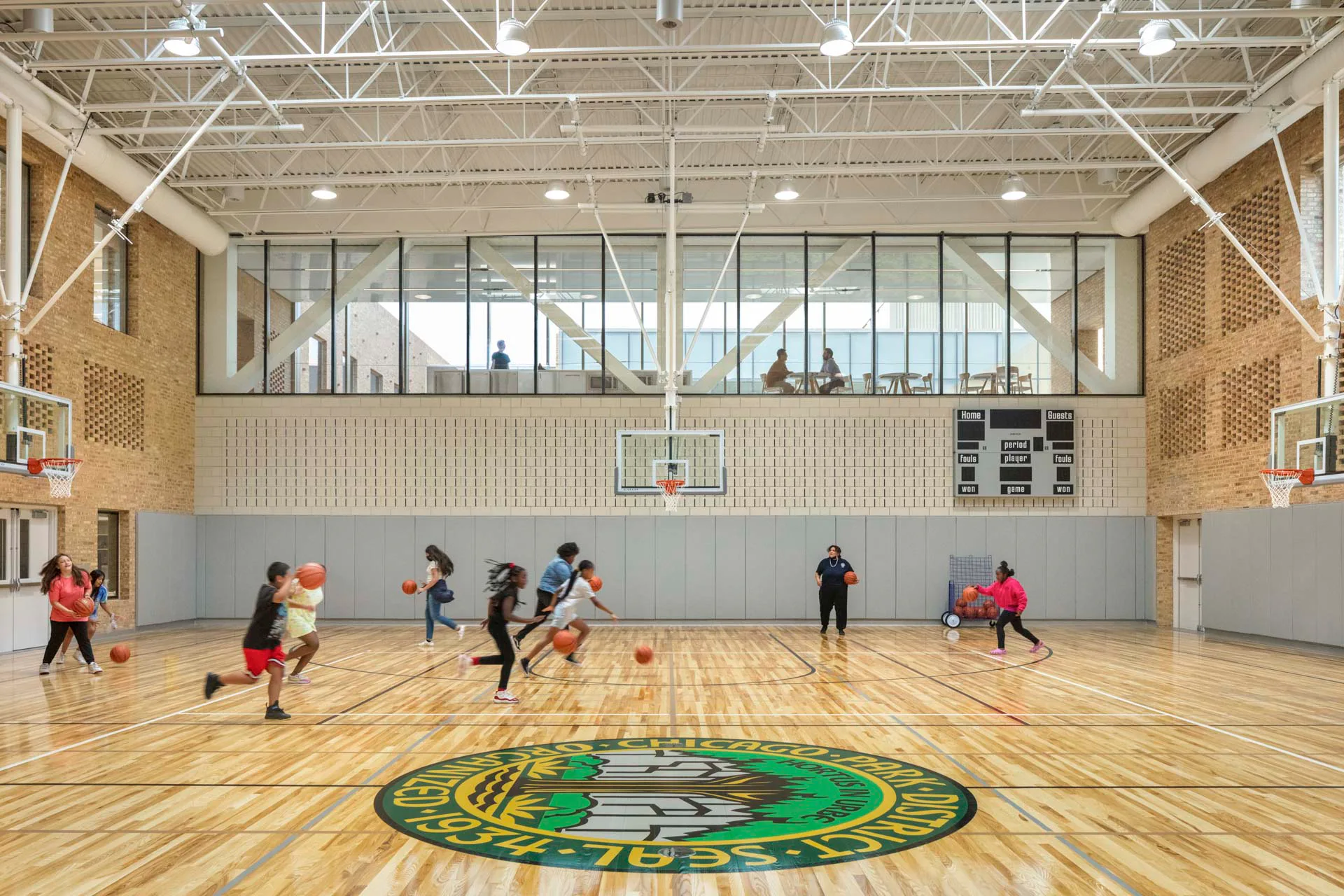Die Sporthalle liegt mitten im Zentrum des Gebäudes. Der Bodenbelag aus Holz stammt aus den städtischen Parks.