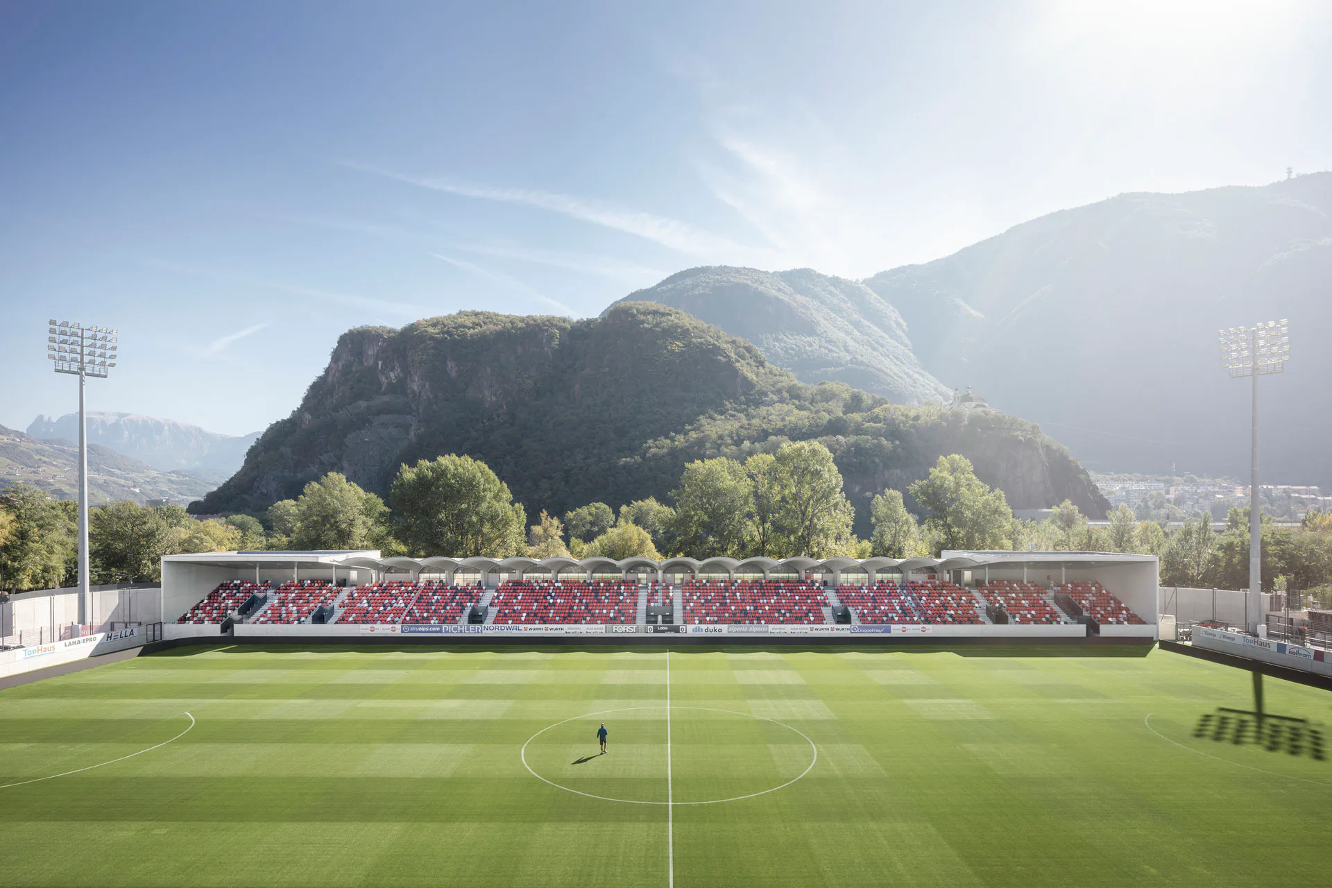 Die Westtribüne Canazza ist mit ihrem tonnengewölbten Sichtbetondach eine typische Schöpfung der 1960er-Jahre.