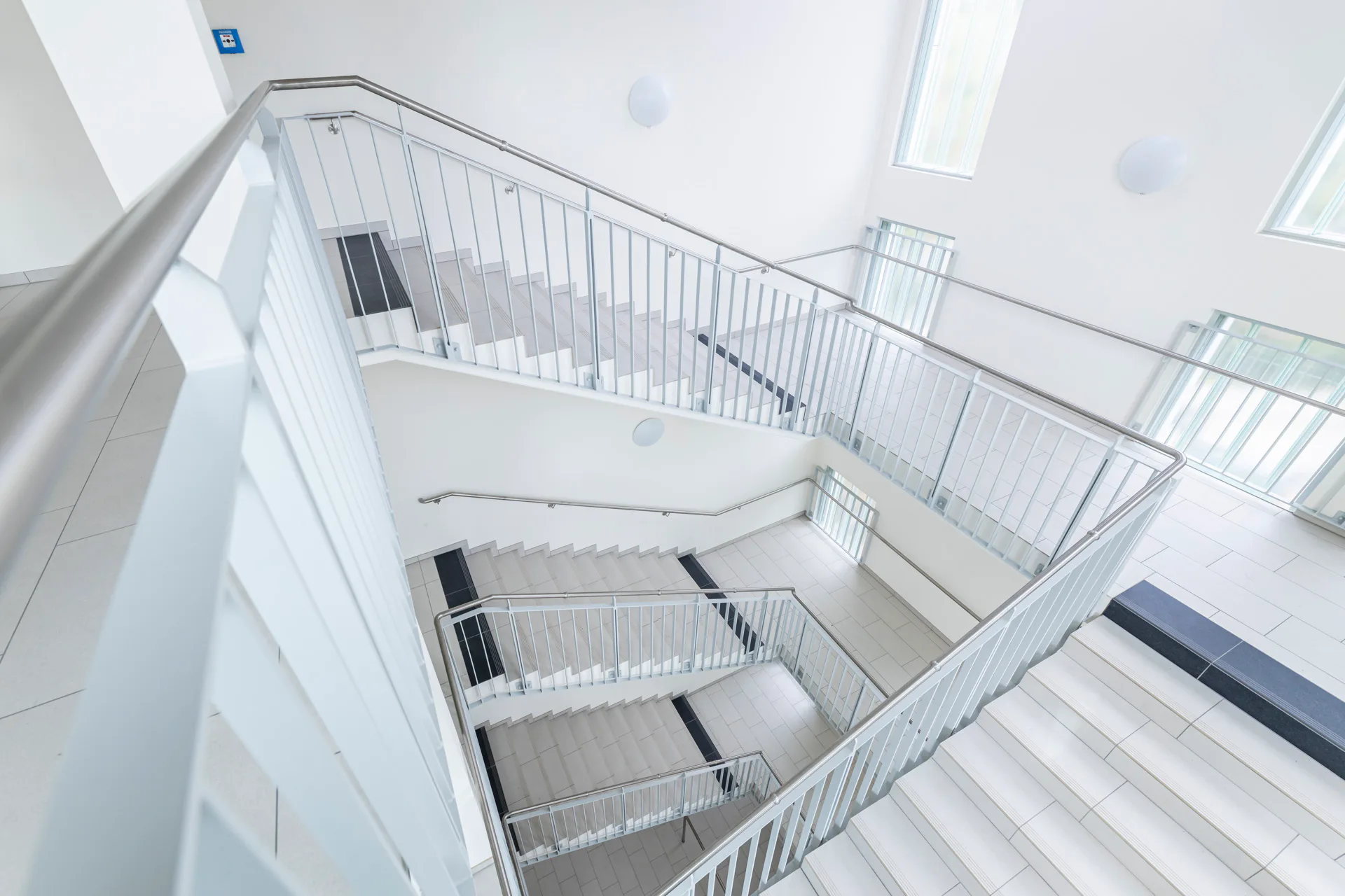 Das Gebäude hat drei Treppenhäuser, im Eingangsfoyer werden diese durch eine zusätzliche Aufzugsanlage ergänzt.