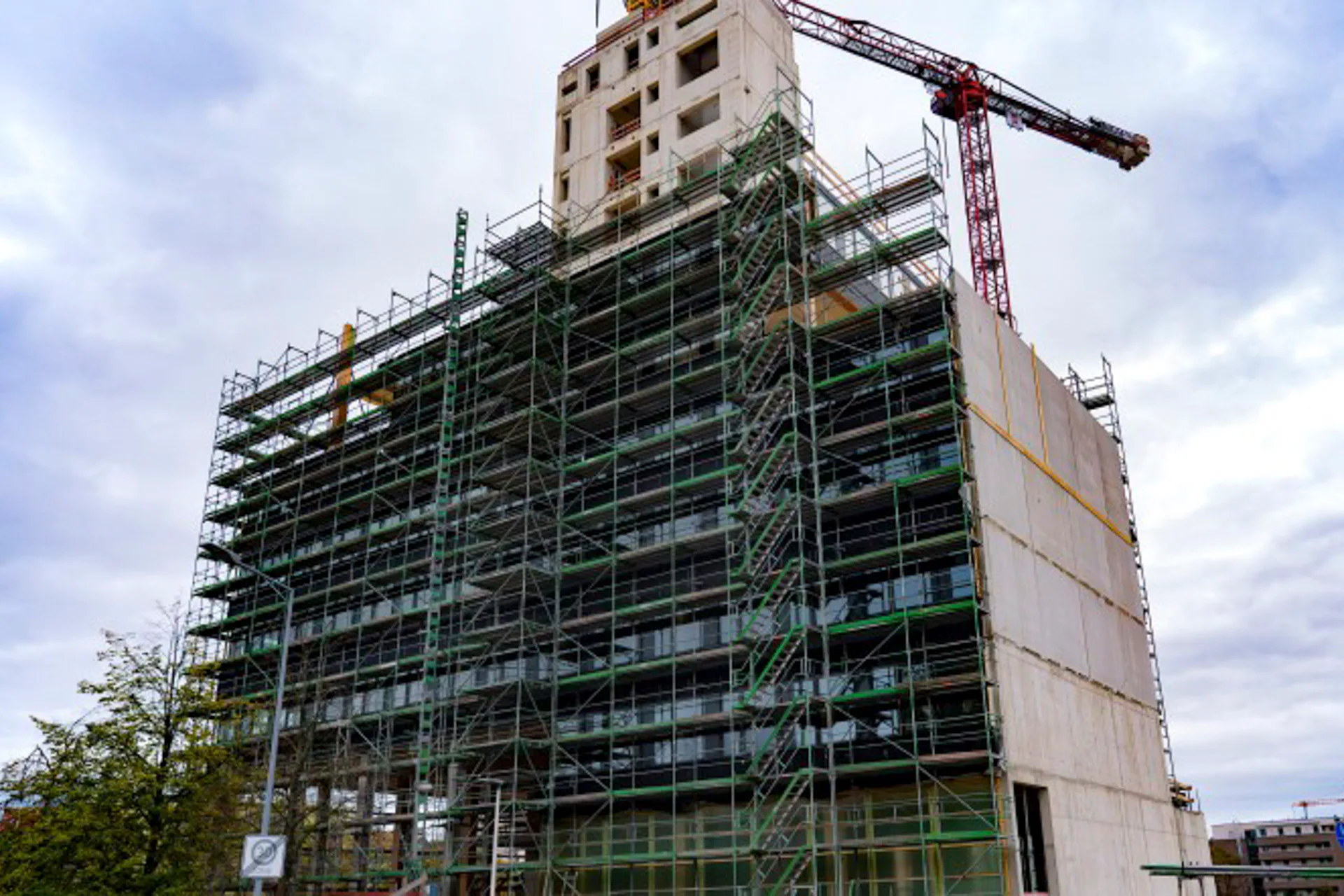 Die Holzbauarbeiten an dem Bauwerk sollen im Sommer 2024 abgeschlossen sein.
