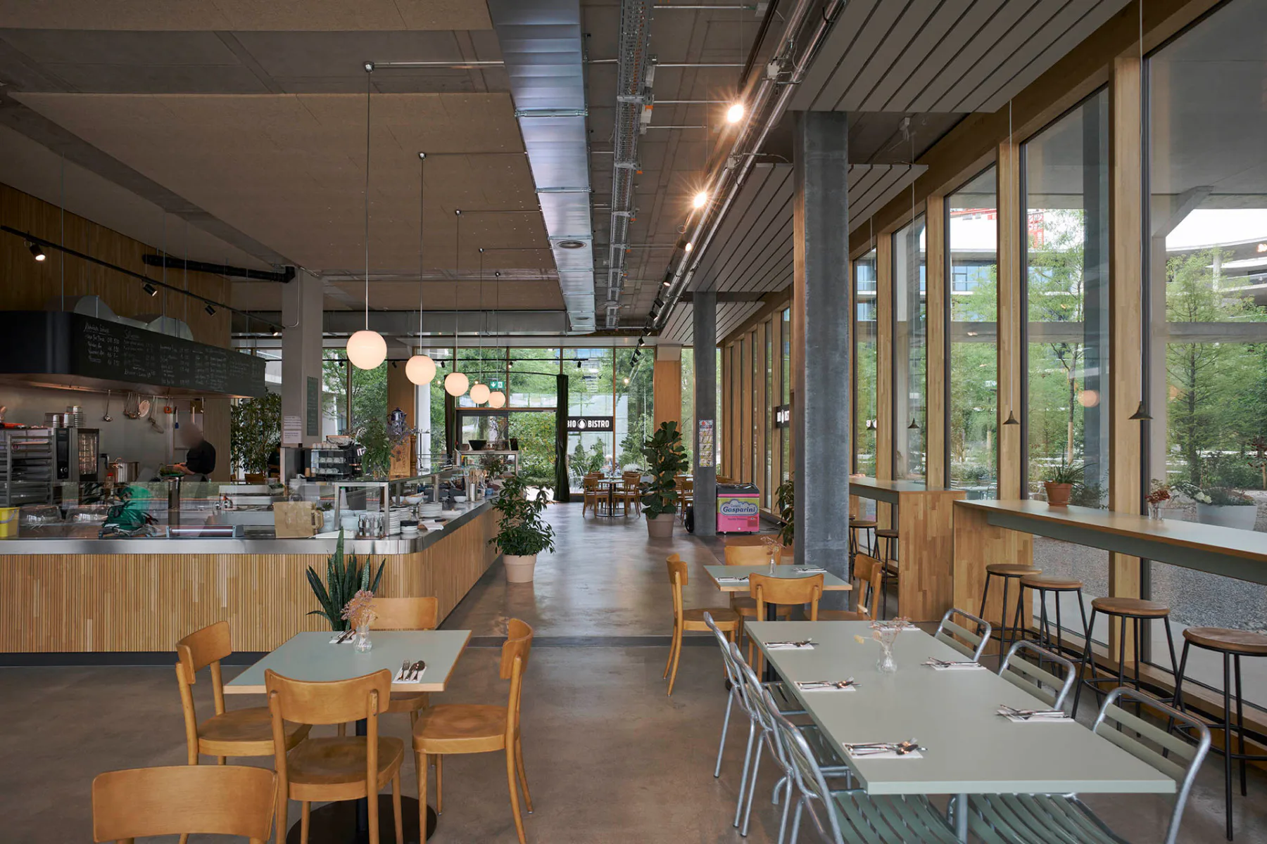 Im Erdgeschoss gibt es Flächen für Gewerbe und Gastronomie sowie einen 300 Personen fassenden Saal.