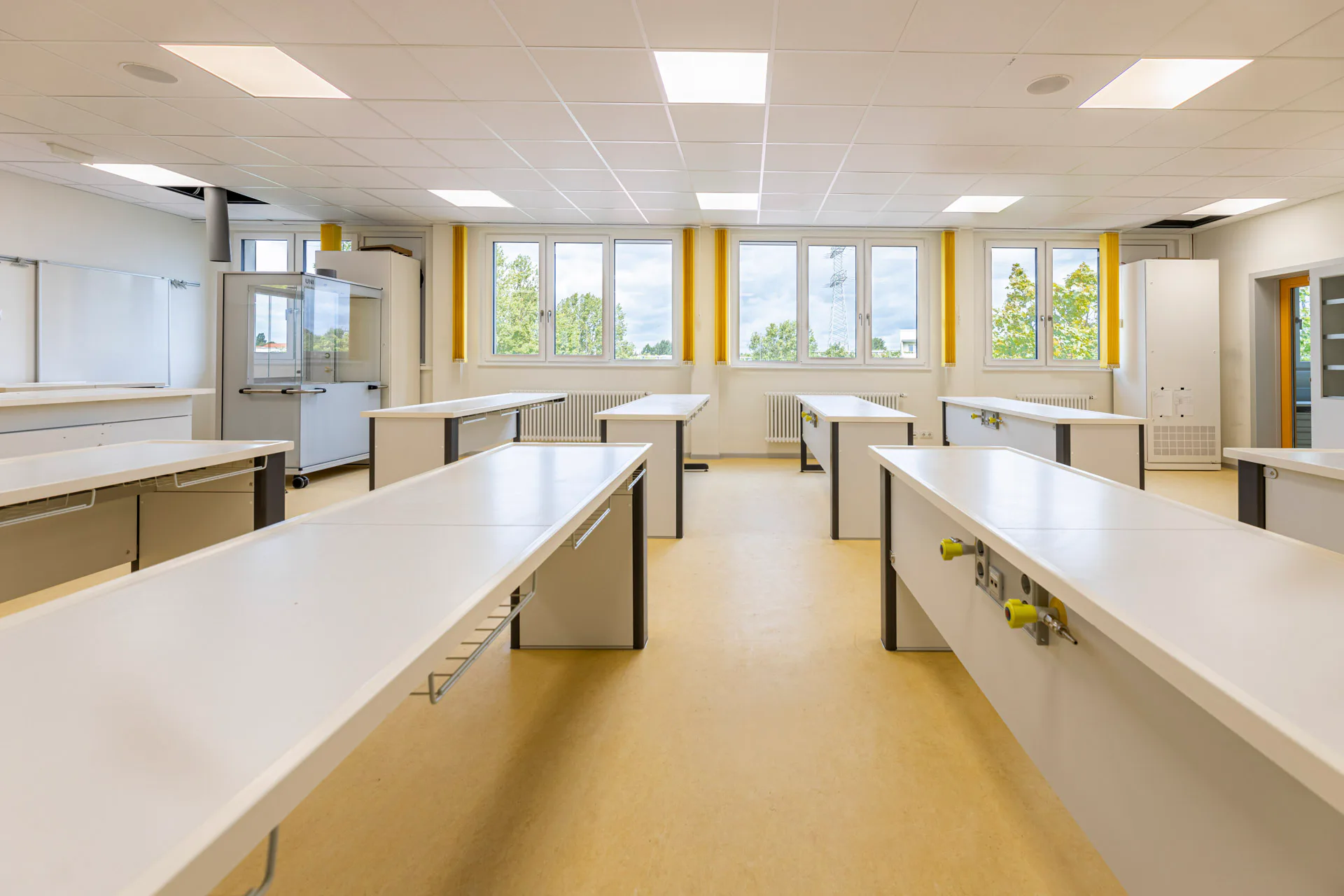 Flexible, stützenfreie und wandelbare Räume, wie der Chemie-/Physik-/Biologieraum stehen klassenübergreifend zur Verfügung.