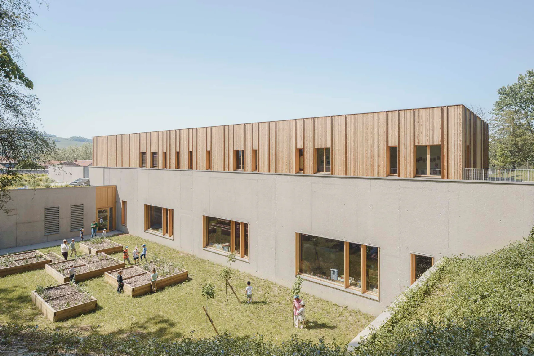 Grüne Innenhöfe mit Hochbeeten