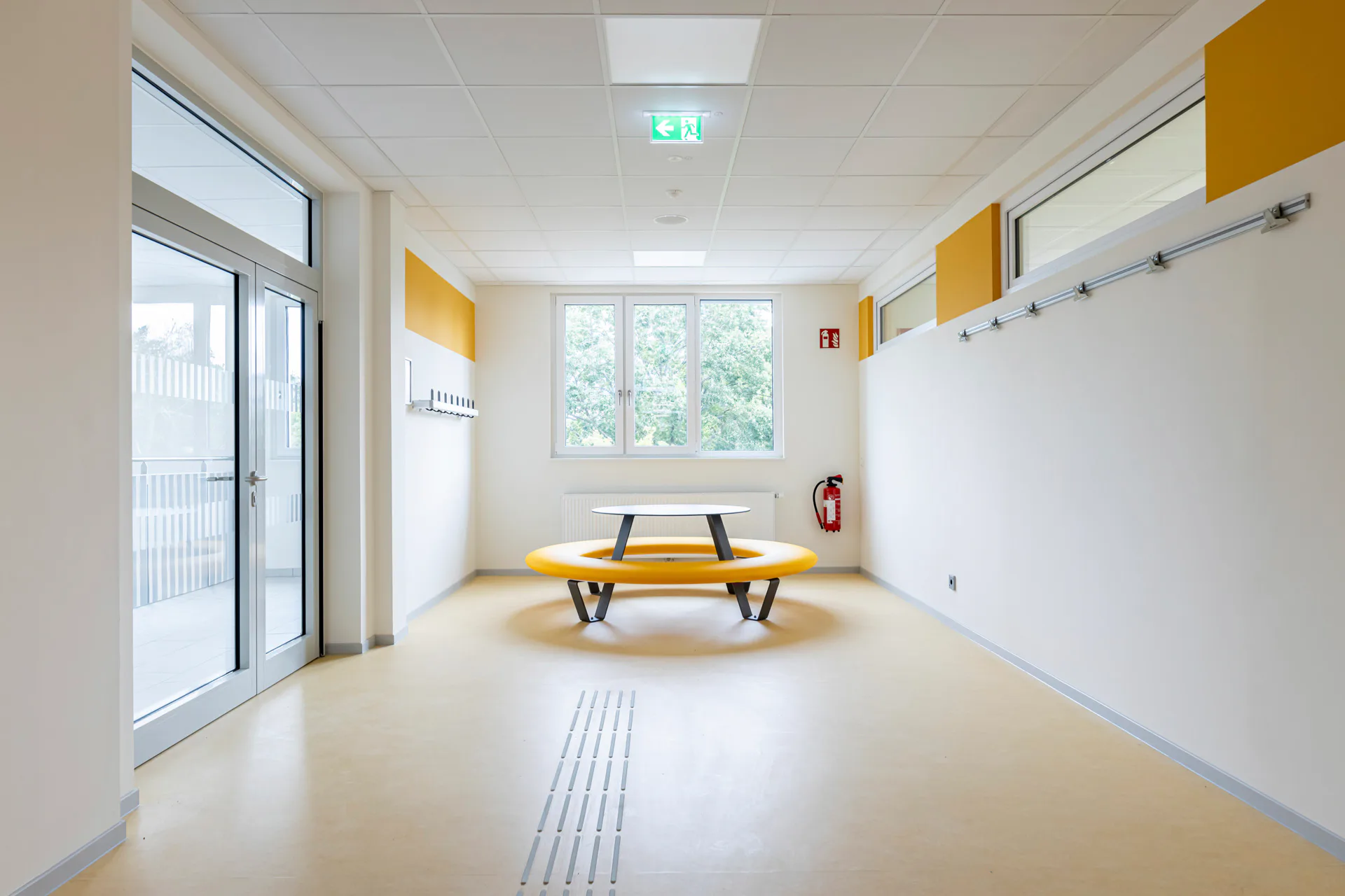 Da der Brandschutz in Nutzungseinheiten ohne notwendige Flure realisiert werden konnte, dürfen die Erschießungsflächen möbliert und zum Spielen und Lernen genutzt werden.