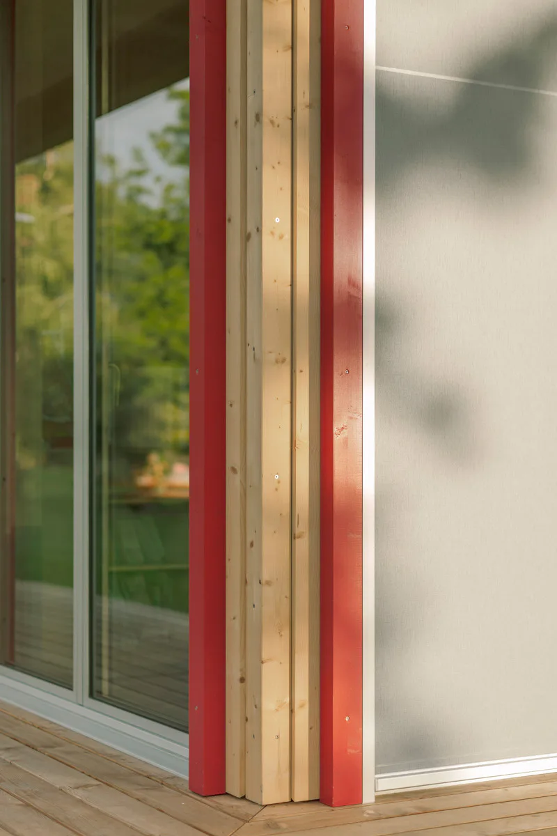 Die rote Farbe wird auch in der Fassade aufgegriffen.