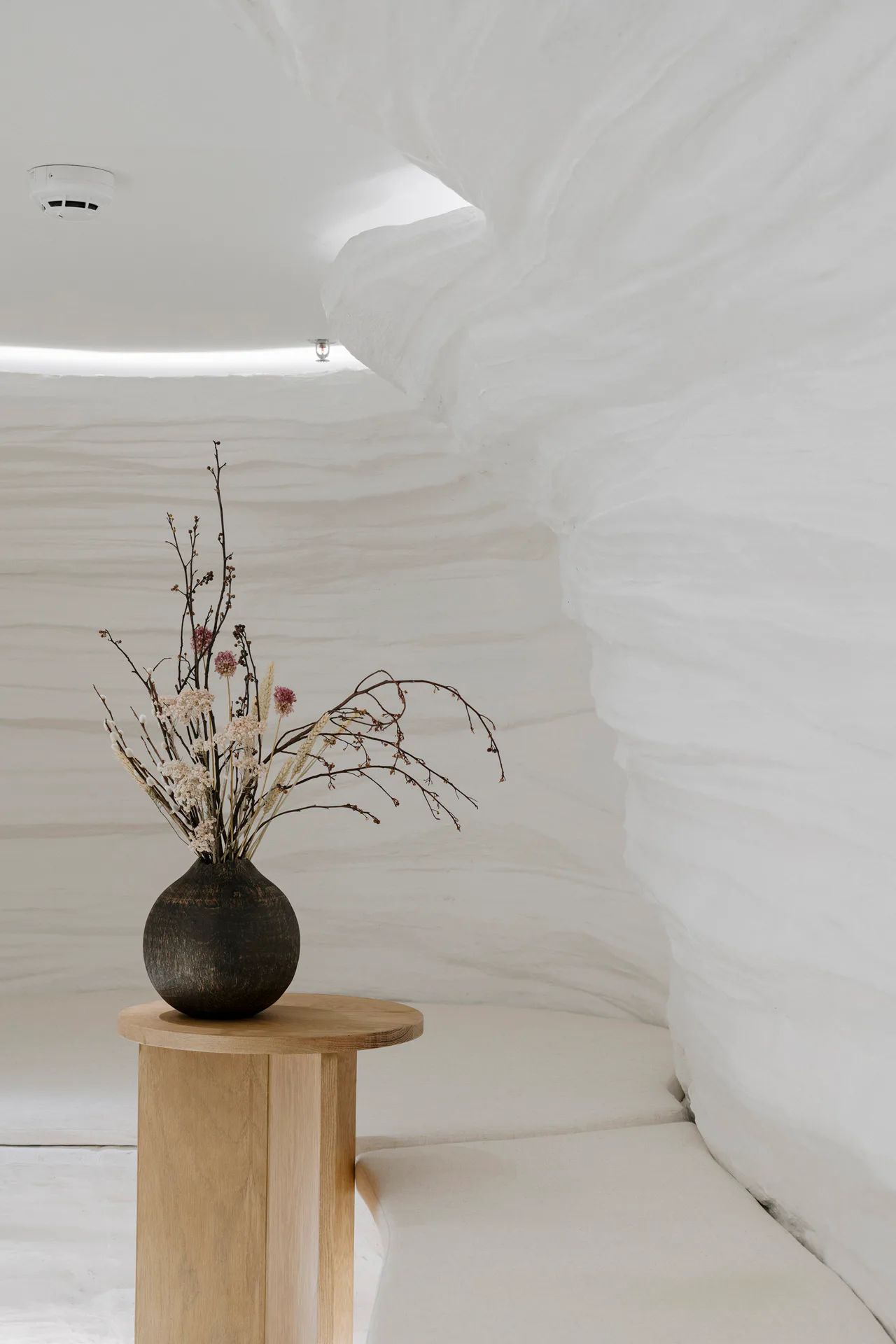 Die weißen Wände bestehen aus Fiberglas und CNC-Schaum.