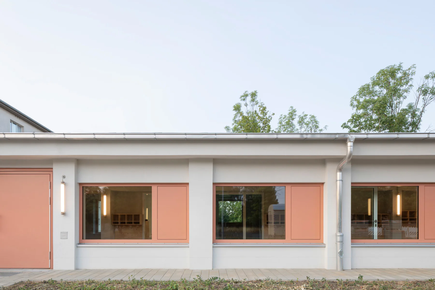 Die farbigen Fensterrahmen, Fassaden- und Türelemente sind das Erkennungsmerkmal der neuen Campuskita.