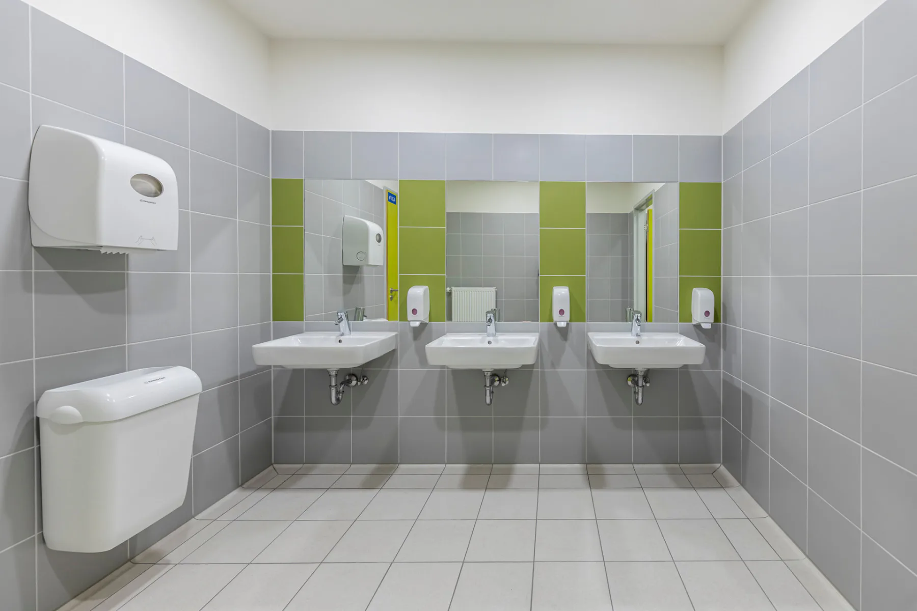 Moderne Sanitäranlagen in der neuen Schule