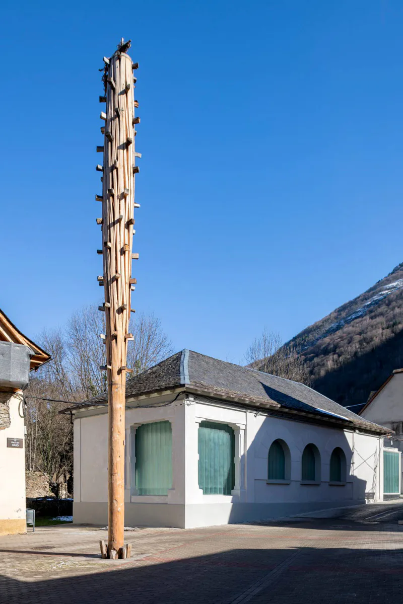 Das Haro-Museum befindet sich an prominenter Stelle am Placa der Haro, wo zur Sommersonnenwende traditionell ein Baumstamm verbrannt wird.