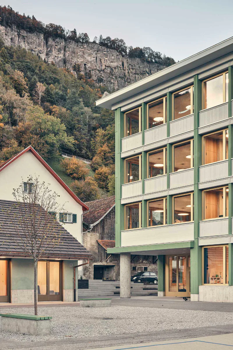 Außen verbergen Elemente aus Glas und Holz die tragende Betonstruktur.