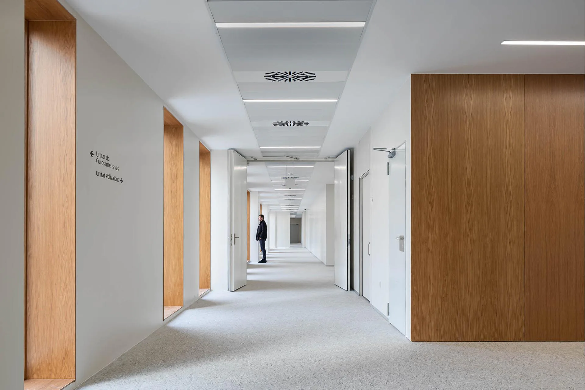 Die erweitere Klinikanlage bietet Platz für neunzig Notaufnahmeplätze, eine Intensiv- und eine Pandemiestation.