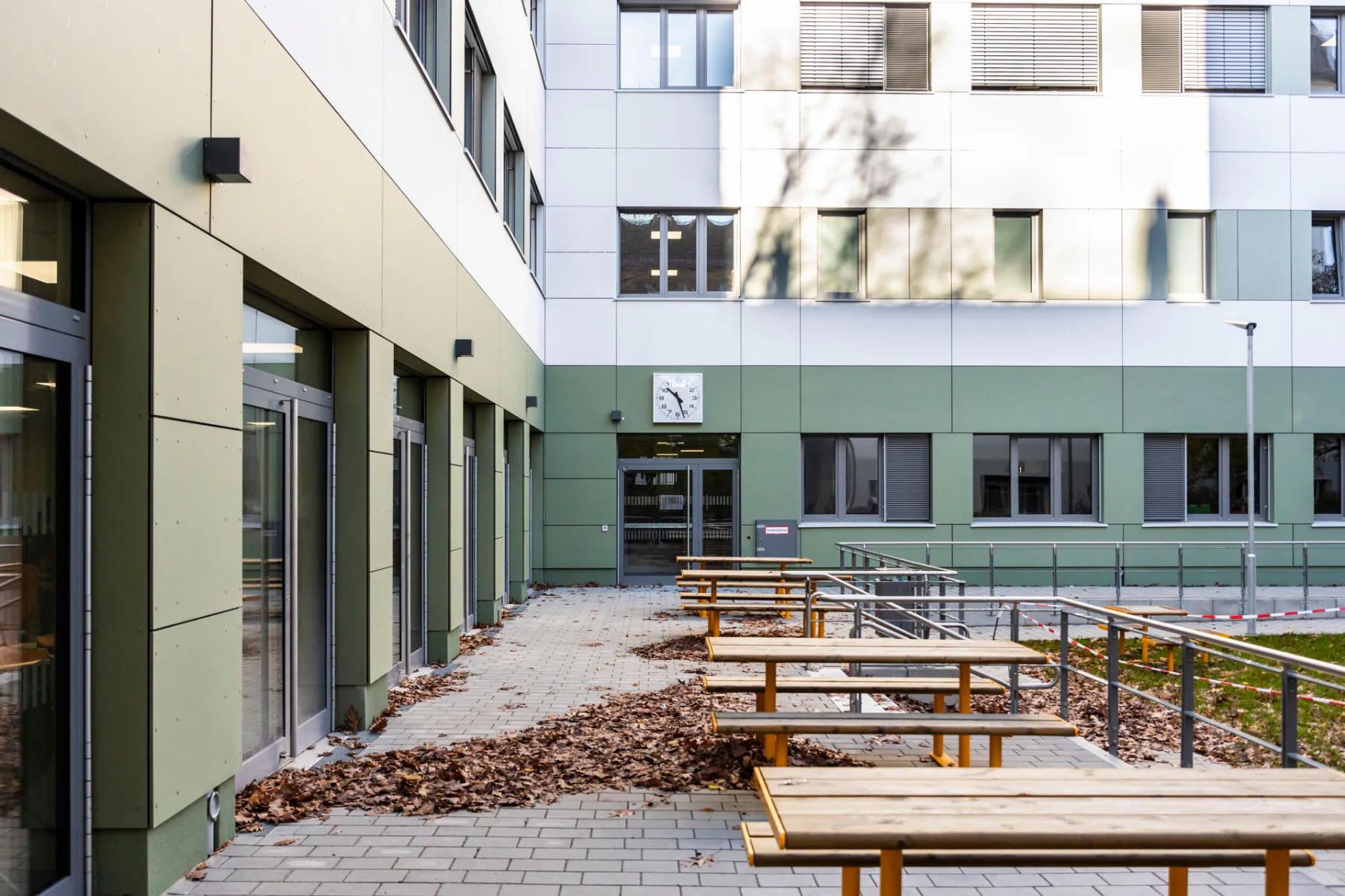 Der Essbereich der Mensa im Erdgeschoß öffnet sich über eine Glasfront zur Außenterrasse.