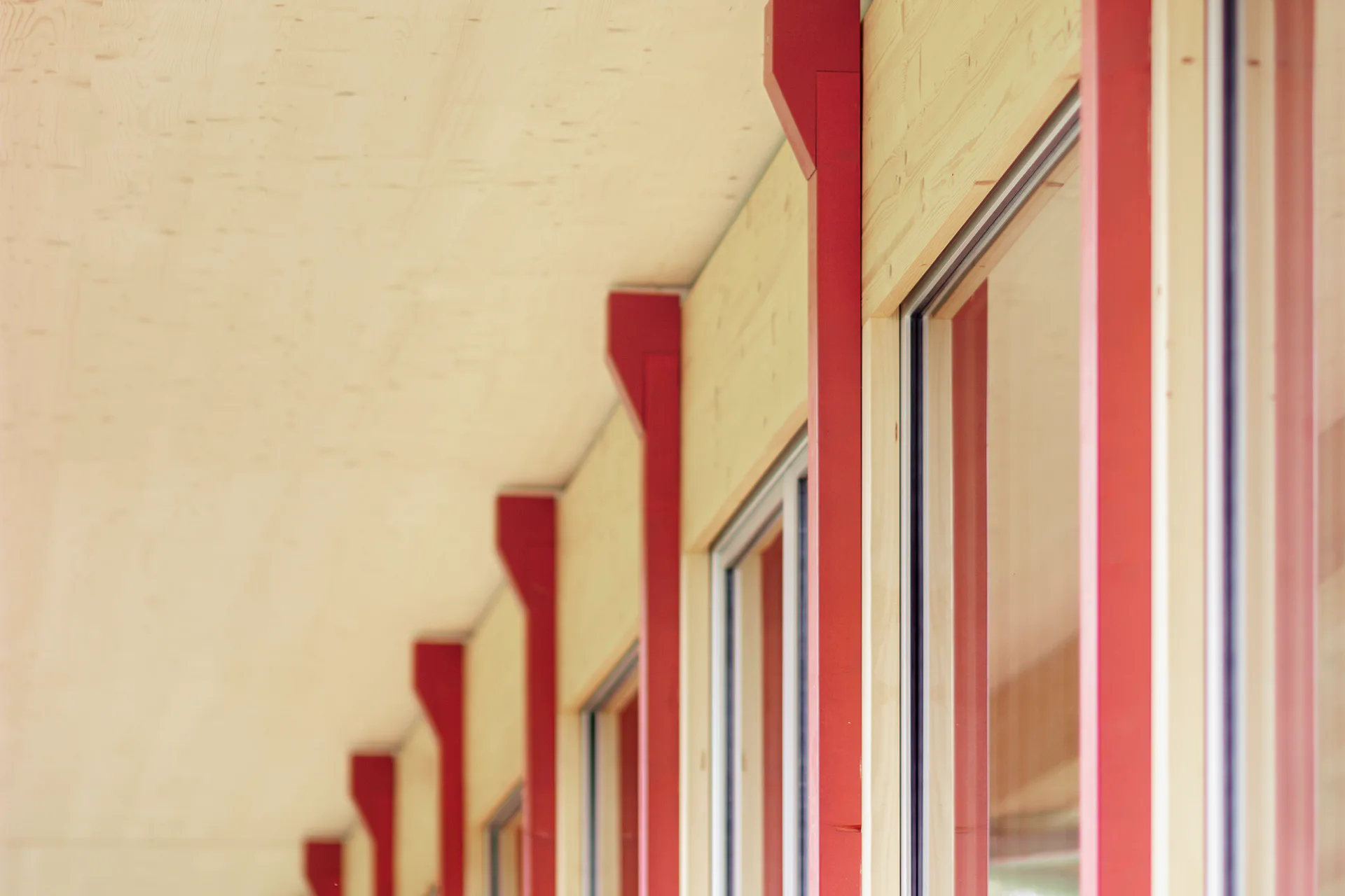 Die rote Farbe wird auch in der Fassade aufgegriffen.