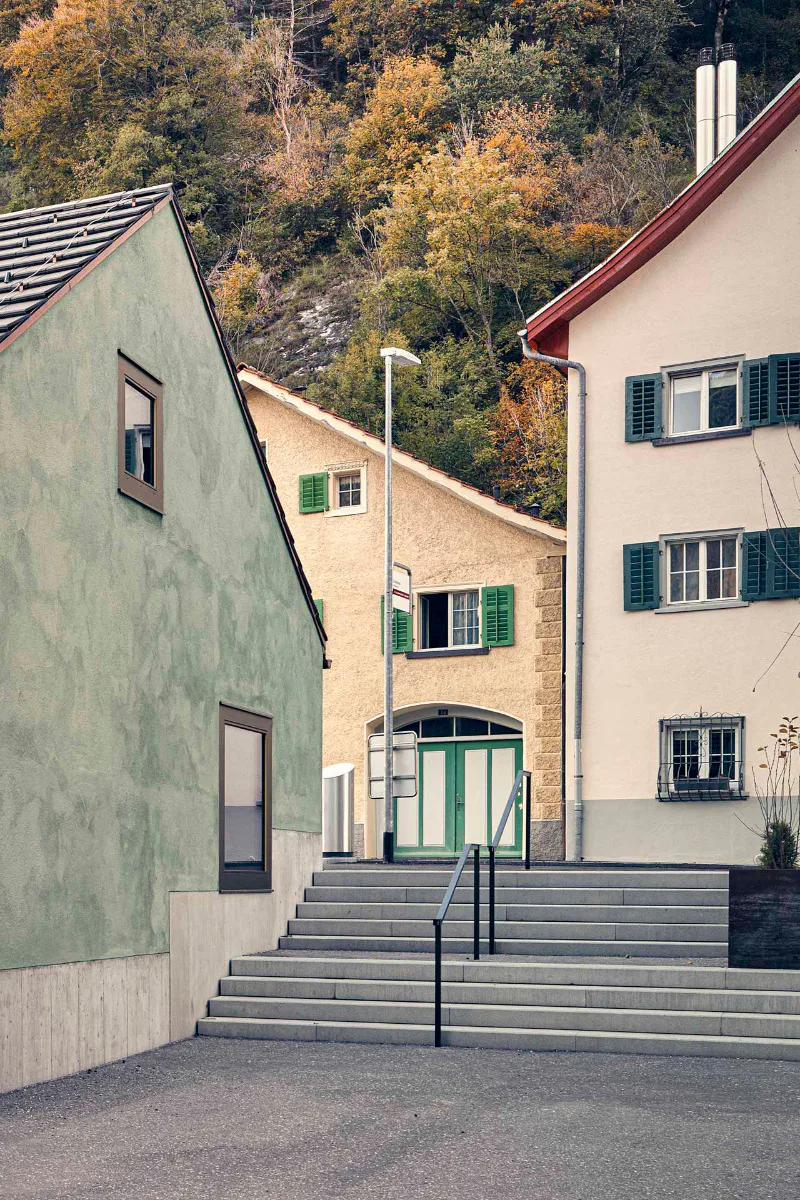 Die ortstypische Siedlungsstruktur von Plätzen und Gassen übertrugen die Planenden auf die Gestaltung des Schulareals.
