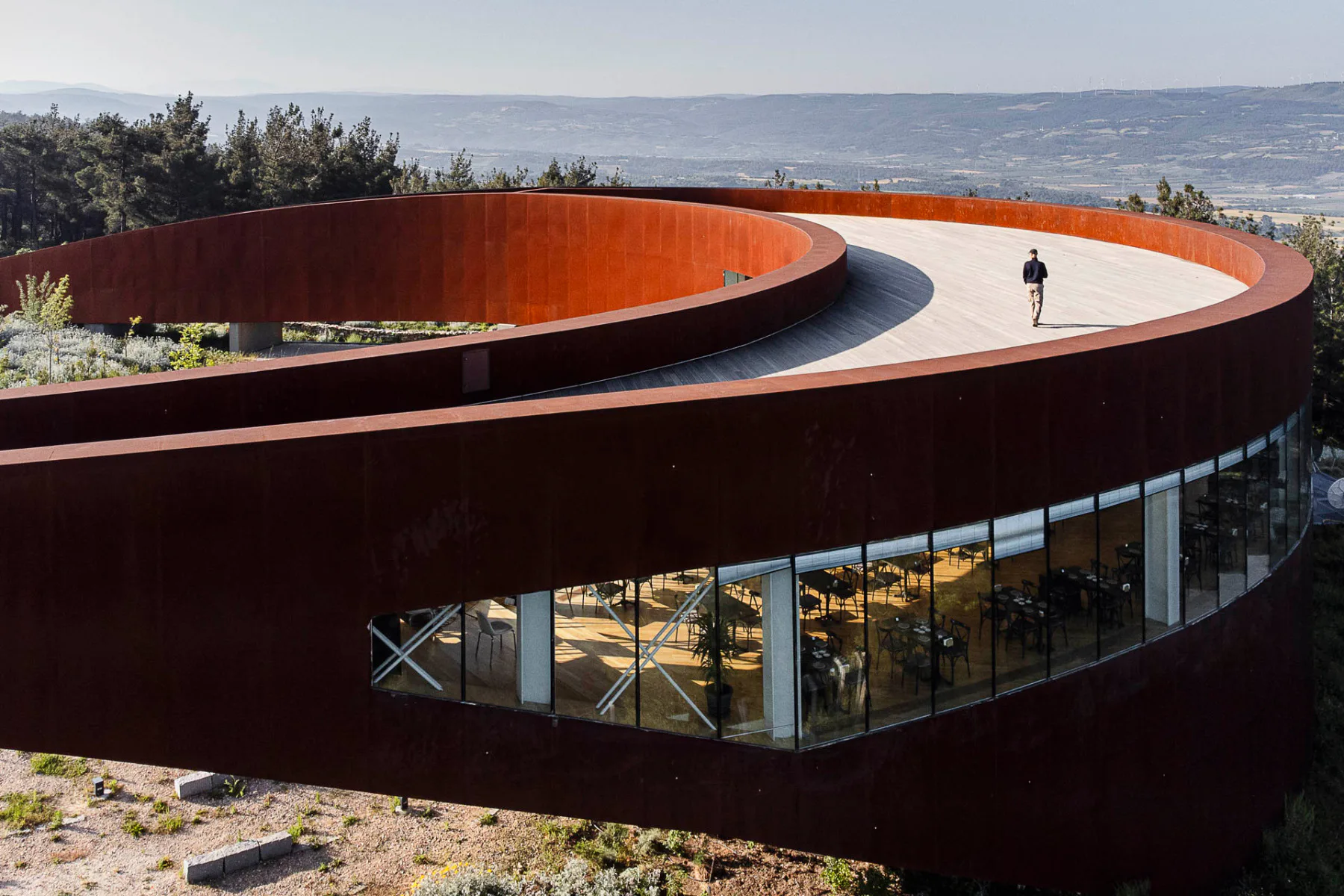 Die mit Holz belegte Dachpromenade bietet weite Blicke über die Meerenge der Dardanellen.