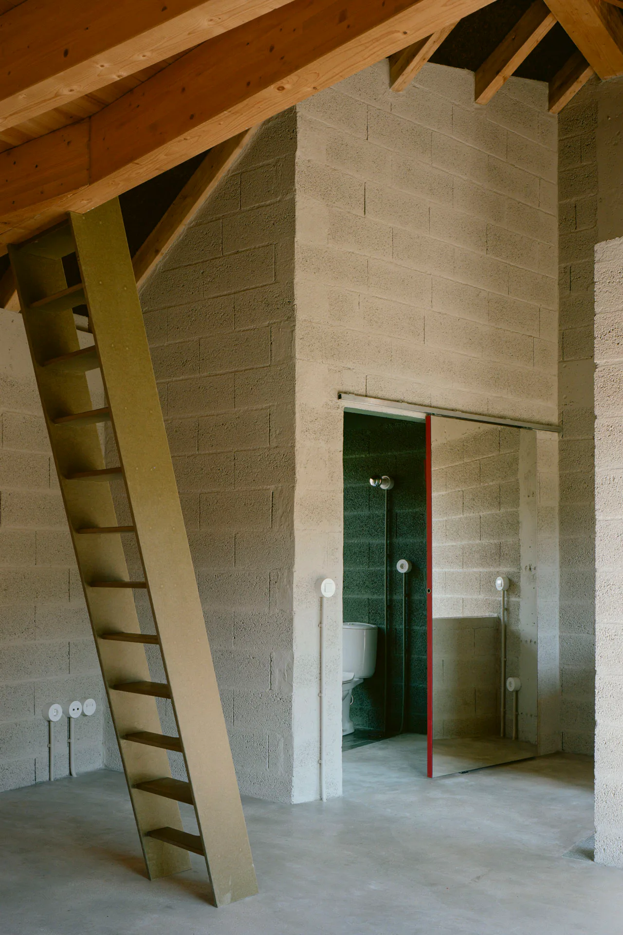 Über eine Treppe wird die Hochebene erreicht.