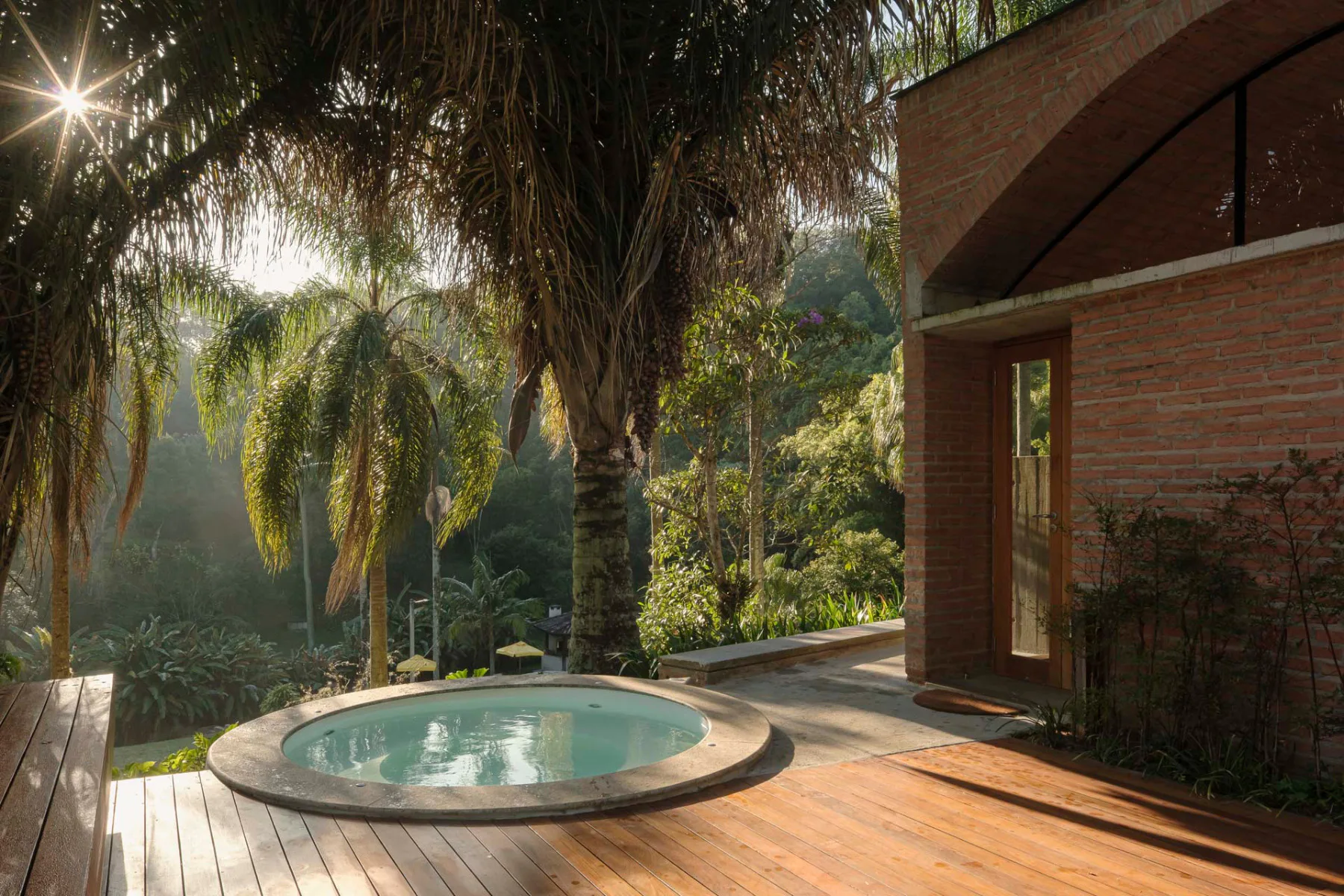 Eine kleine Terrasse mit Pool liegt vor dem Wohnhaus.