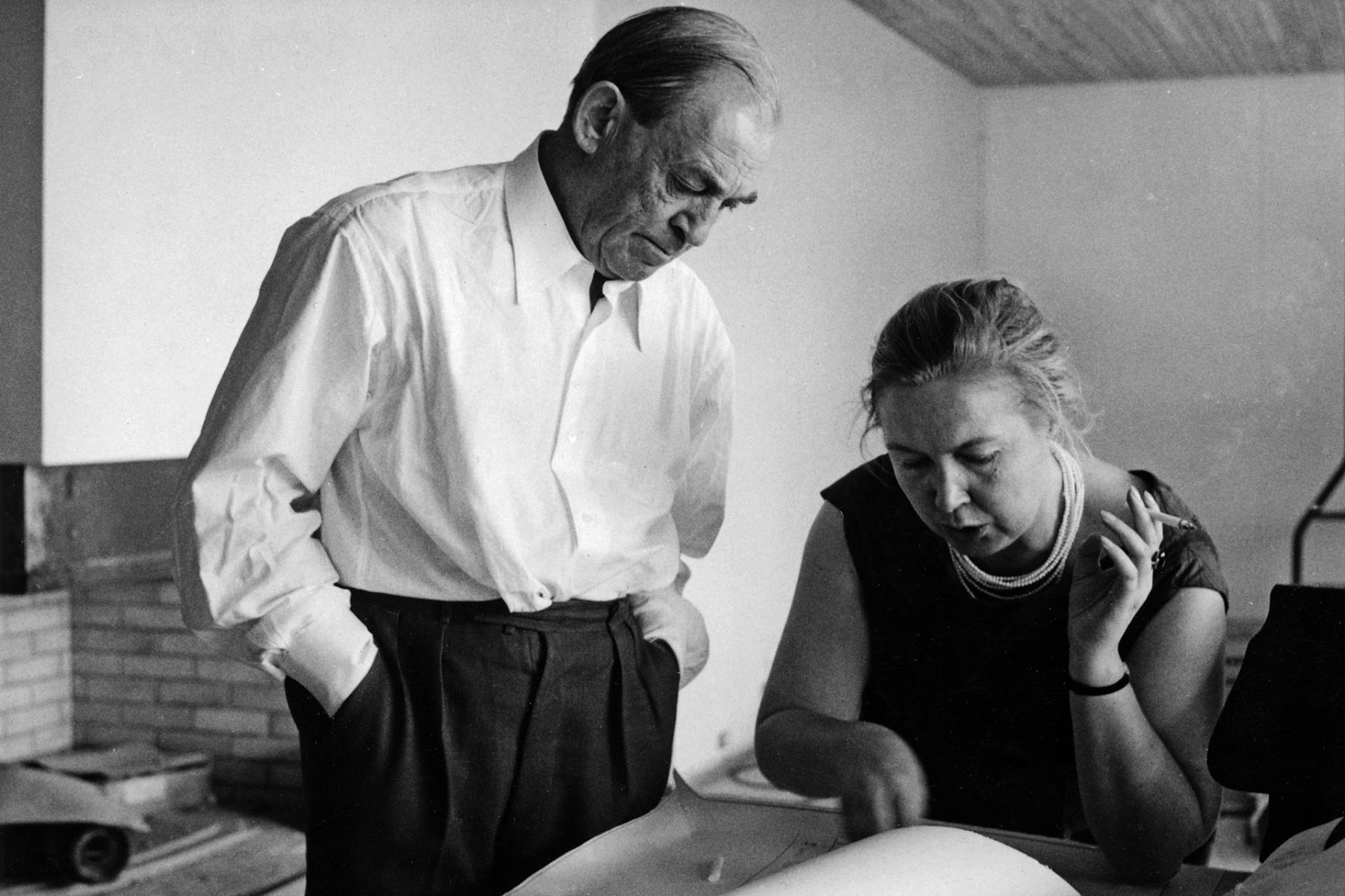 Alvar Aaltos Ehefrau Elissa prägte die Arbeit des Architekten, hier beim Entwurf der Maison Carré.
