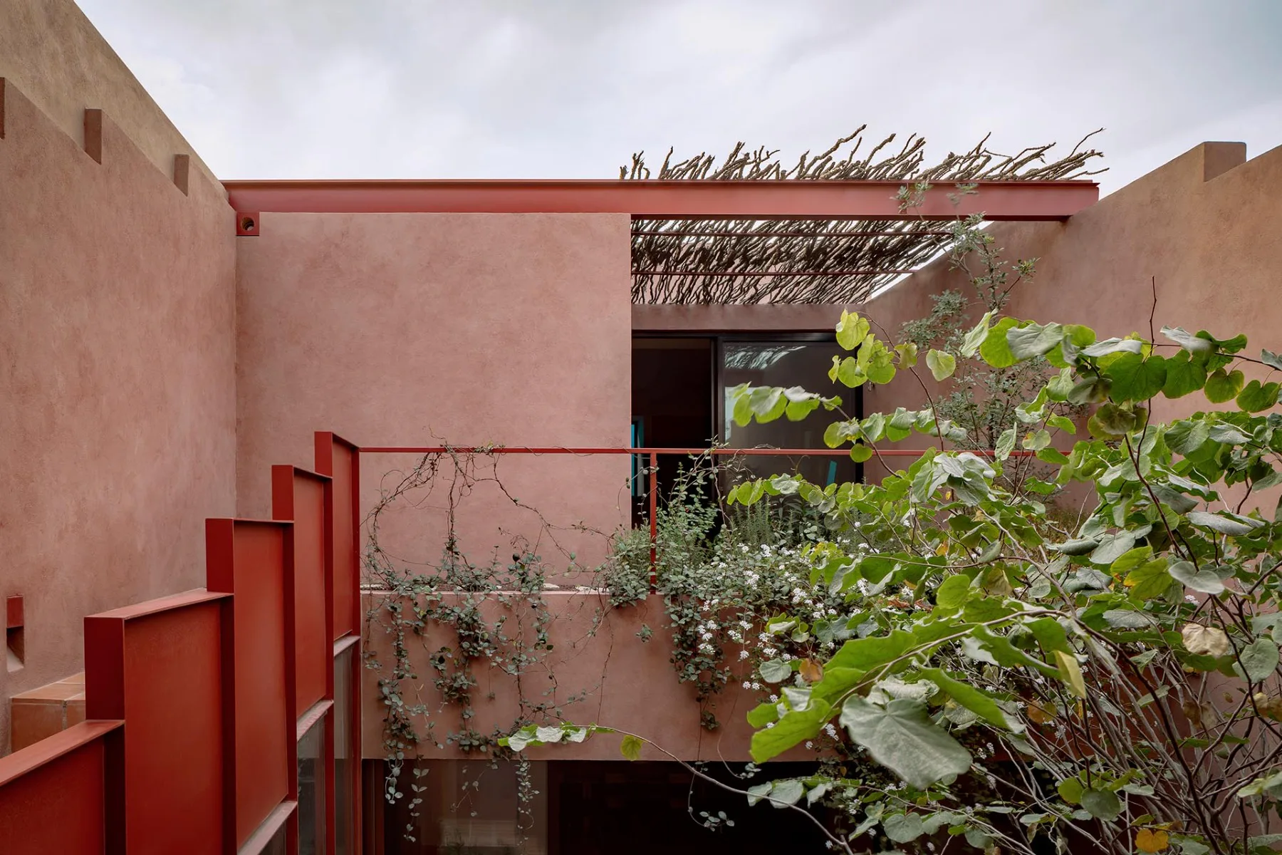 An das Hauptschlafzimmer grenzt eine begrünte Terrasse.