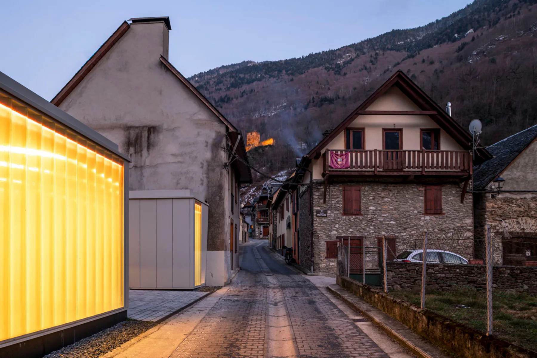 Farbgebung und wiederkehrende Materialien verbinden Alt- und Neubau visuell.