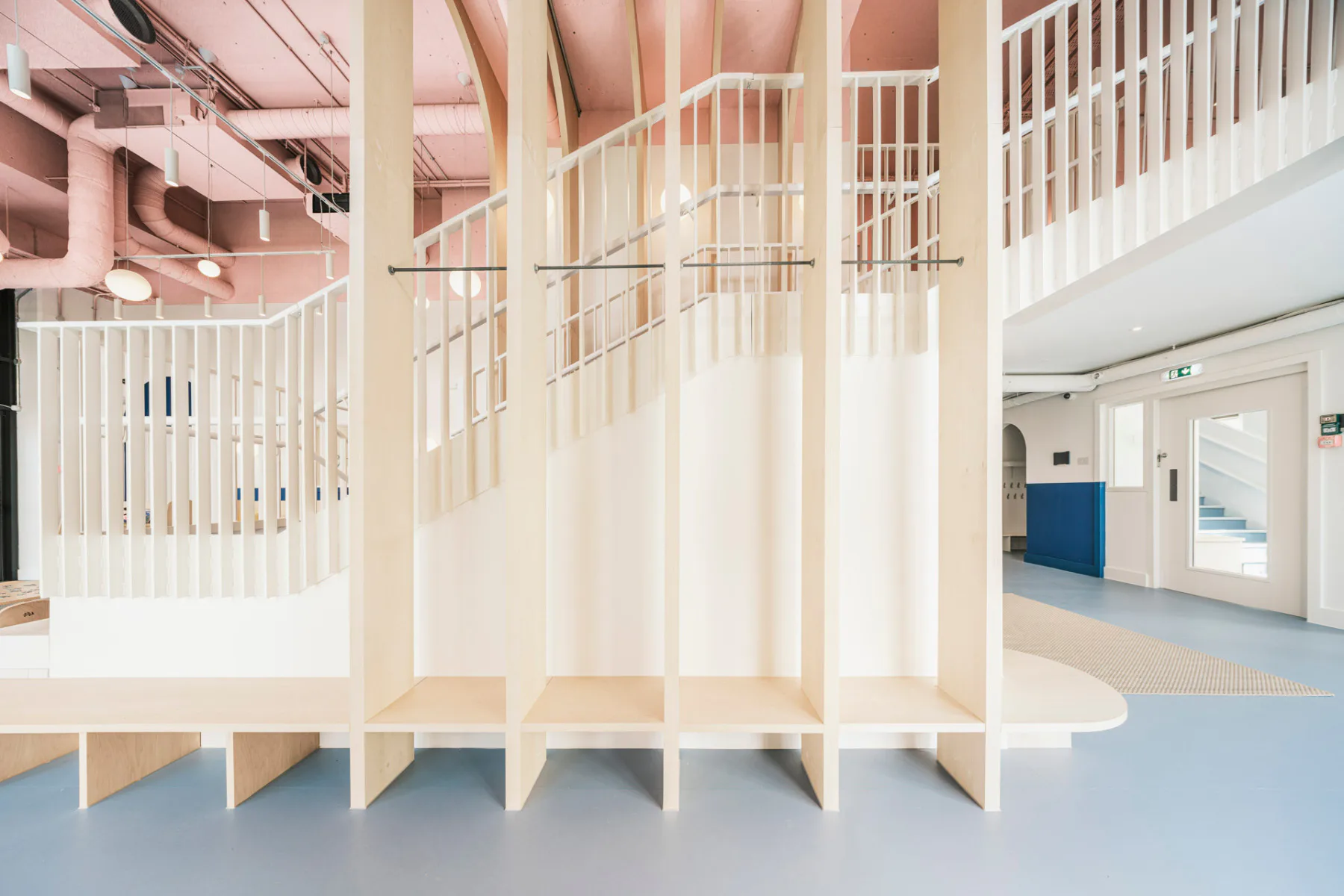 Sitzbank mit Garderobe