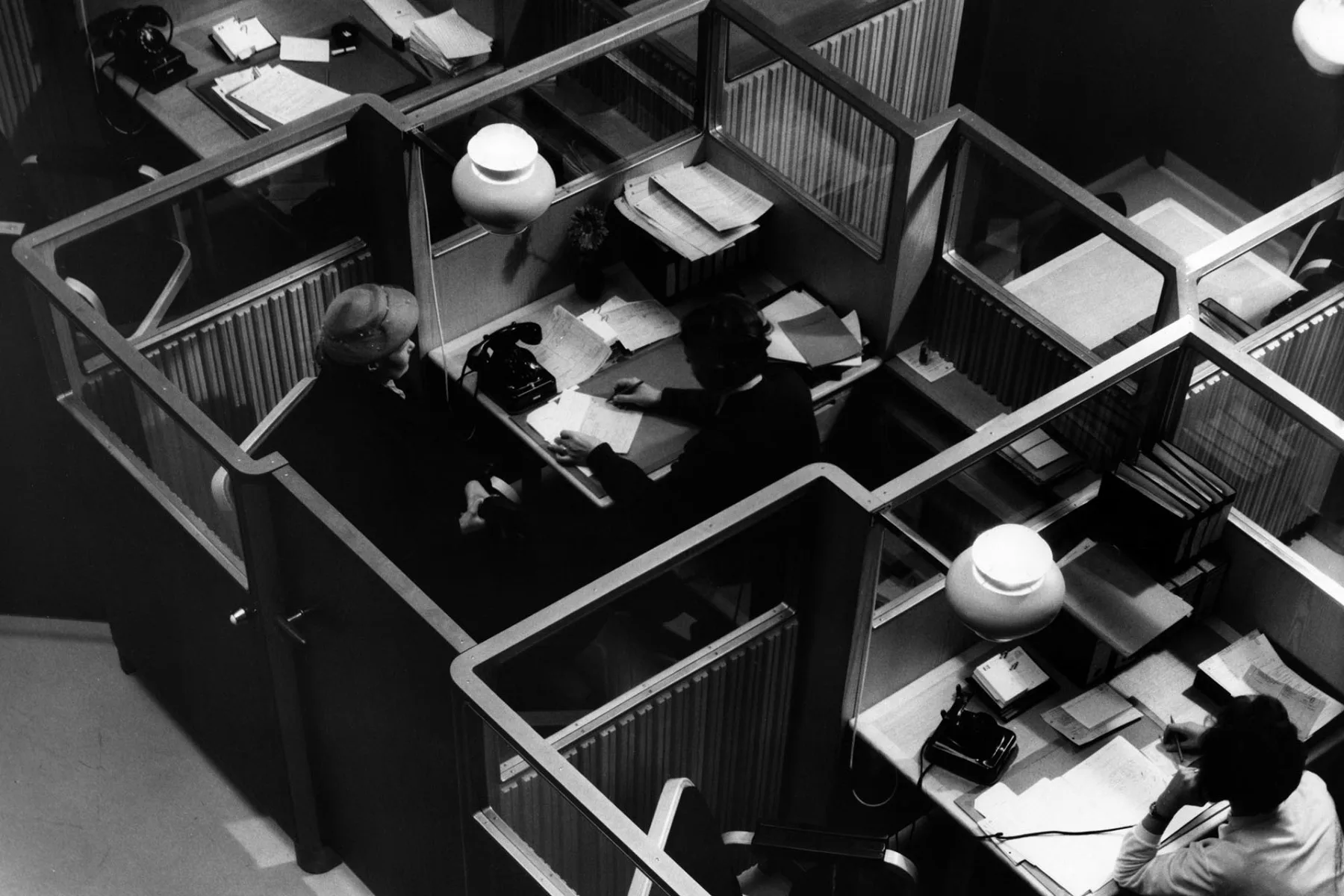 Das Nationale Renteninstitut in Helsinki, Empfangskabinen im Atrium, Finnland, 1948-1957