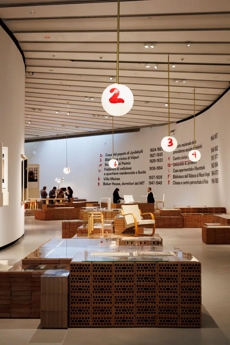 Blick in die Ausstellung „AALTO – Aino Alvar Elissa, The Human Dimension of Design“ im Museum MAXXI in Rom