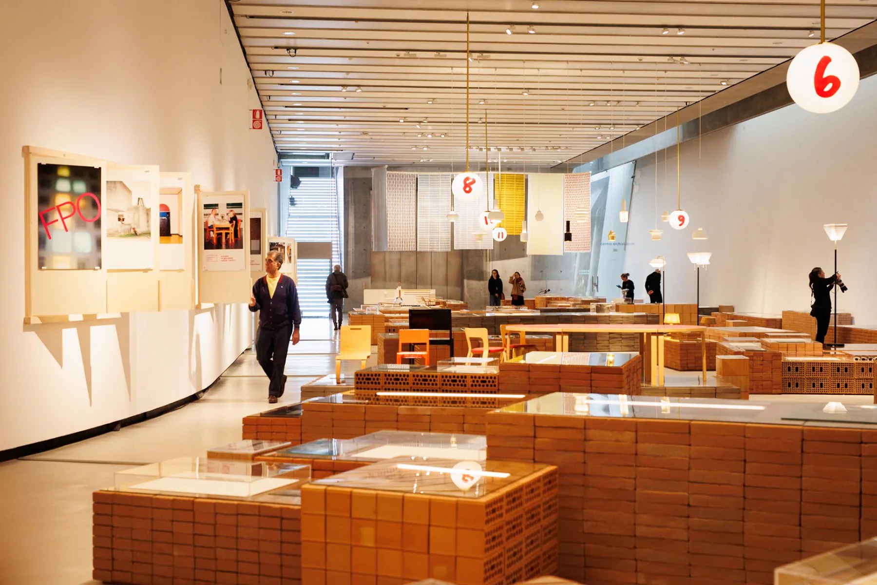 Blick in die Ausstellung „AALTO – Aino Alvar Elissa, The Human Dimension of Design“ im Museum MAXXI in Rom